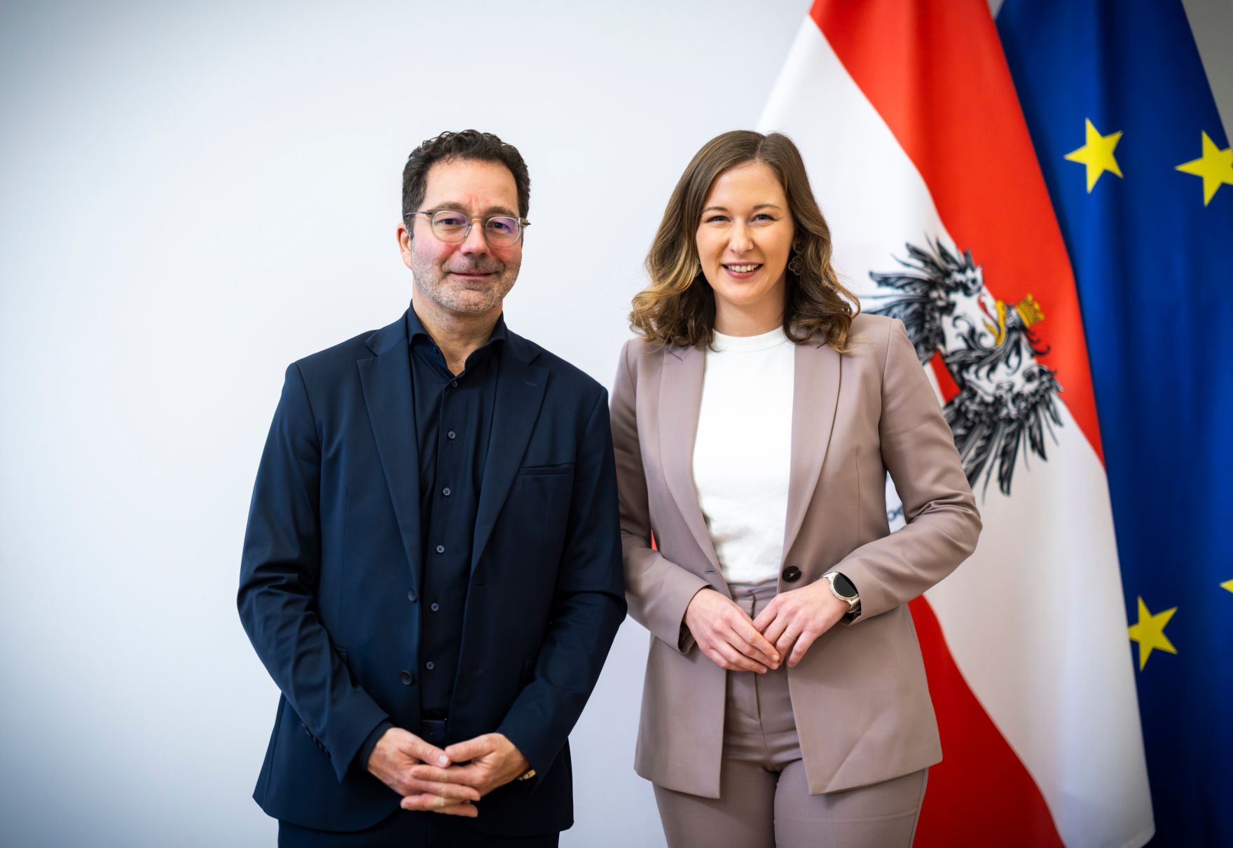 Am 2. Dezember 2025 empfing Bundesministerin Claudia Plakolm (r.) den OECD-Migrationsforscher Thomas Liebig (l.) zu einem Arbeitsgespr&auml;ch.