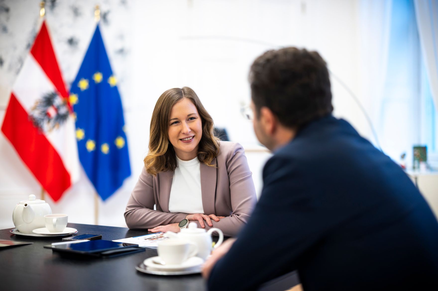 Am 2. Dezember 2025 empfing Bundesministerin Claudia Plakolm (l.) den OECD-Migrationsforscher Thomas Liebig (r.) zu einem Arbeitsgespr&auml;ch.
