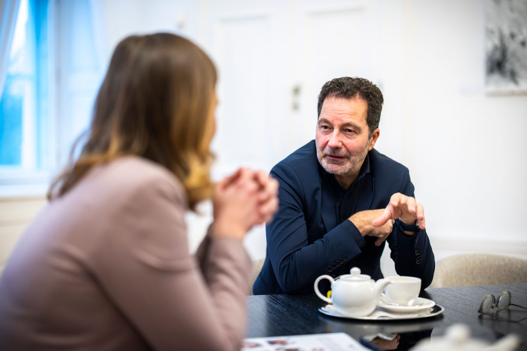 Am 2. Dezember 2025 empfing Bundesministerin Claudia Plakolm (l.) den OECD-Migrationsforscher Thomas Liebig (r.) zu einem Arbeitsgespr&auml;ch.