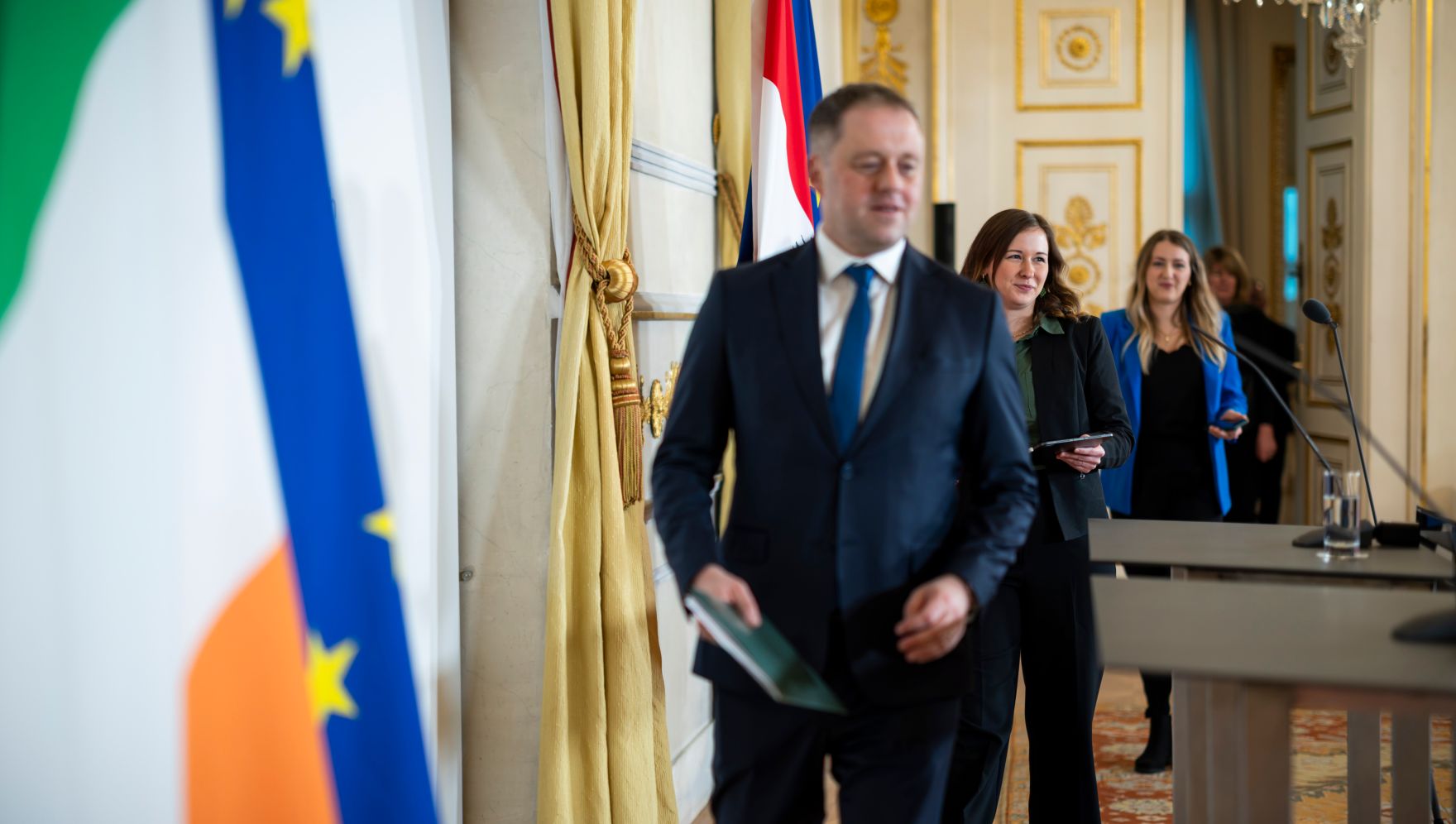 Am 3. Dezember 2025 empfing Bundesministerin Claudia Plakolm (r.) den irischen Minister f&uuml;r europ&auml;ische Angelegenheiten Thomas Byrne (l.), zu einem Arbeitsbesuch im Bundeskanzleramt. Im Bild bei einem gemeinsamen Pressestatement.