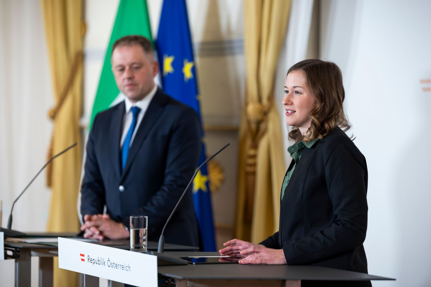 Am 3. Dezember 2025 empfing Bundesministerin Claudia Plakolm (r.) den irischen Minister f&uuml;r europ&auml;ische Angelegenheiten Thomas Byrne (l.), zu einem Arbeitsbesuch im Bundeskanzleramt. Im Bild bei einem gemeinsamen Pressestatement.