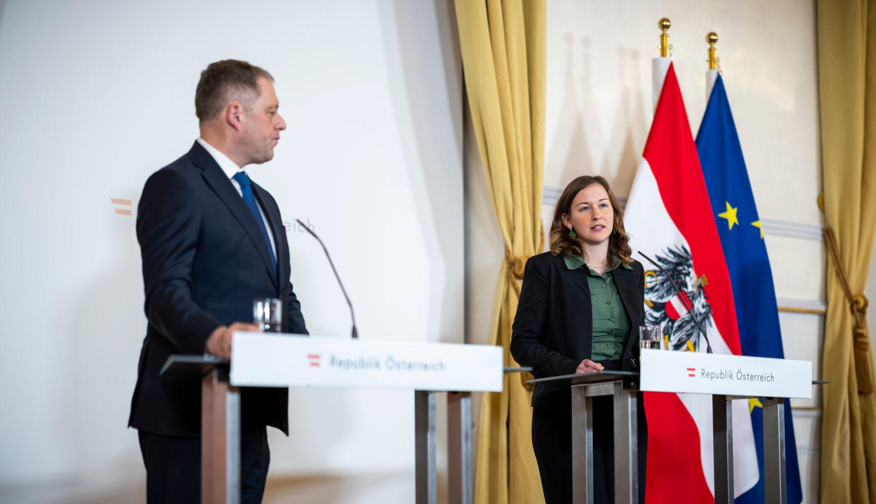 Am 3. Dezember 2025 empfing Bundesministerin Claudia Plakolm (r.) den irischen Minister f&uuml;r europ&auml;ische Angelegenheiten Thomas Byrne (l.), zu einem Arbeitsbesuch im Bundeskanzleramt. Im Bild bei einem gemeinsamen Pressestatement.