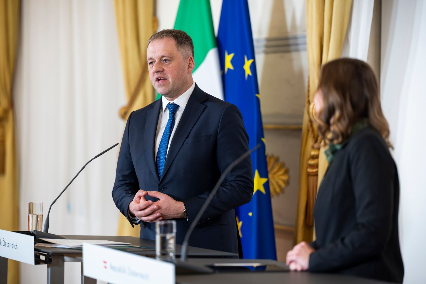 Am 3. Dezember 2025 empfing Bundesministerin Claudia Plakolm (r.) den irischen Minister f&uuml;r europ&auml;ische Angelegenheiten Thomas Byrne (l.), zu einem Arbeitsbesuch im Bundeskanzleramt. Im Bild bei einem gemeinsamen Pressestatement.