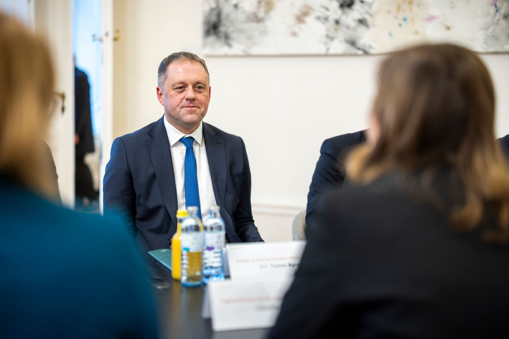 Am 3. Dezember 2025 empfing Bundesministerin Claudia Plakolm (r.) den irischen Minister f&uuml;r europ&auml;ische Angelegenheiten Thomas Byrne (l.), zu einem Arbeitsbesuch im Bundeskanzleramt.