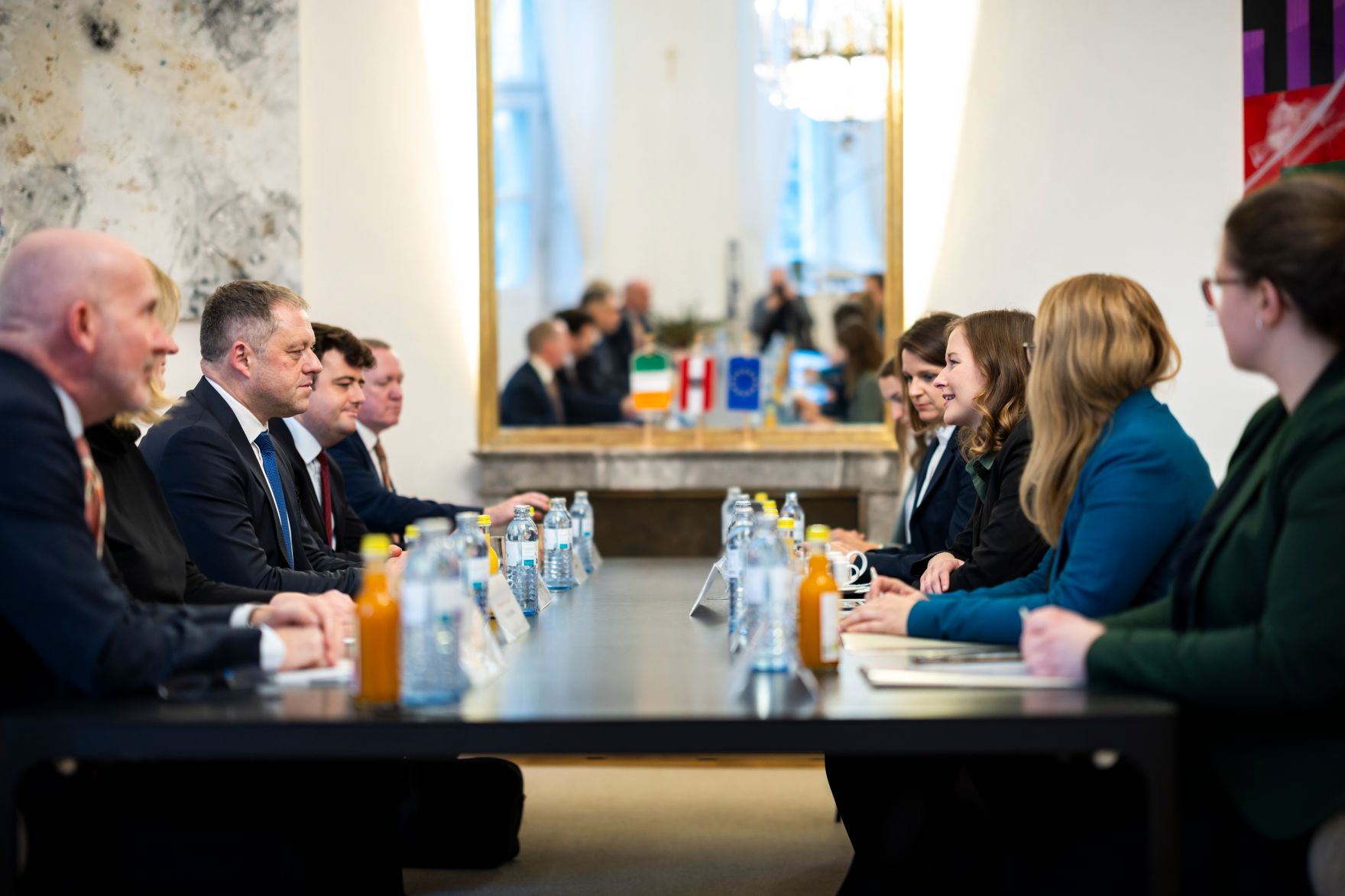 Am 3. Dezember 2025 empfing Bundesministerin Claudia Plakolm (r.) den irischen Minister f&uuml;r europ&auml;ische Angelegenheiten Thomas Byrne (l.), zu einem Arbeitsbesuch im Bundeskanzleramt.