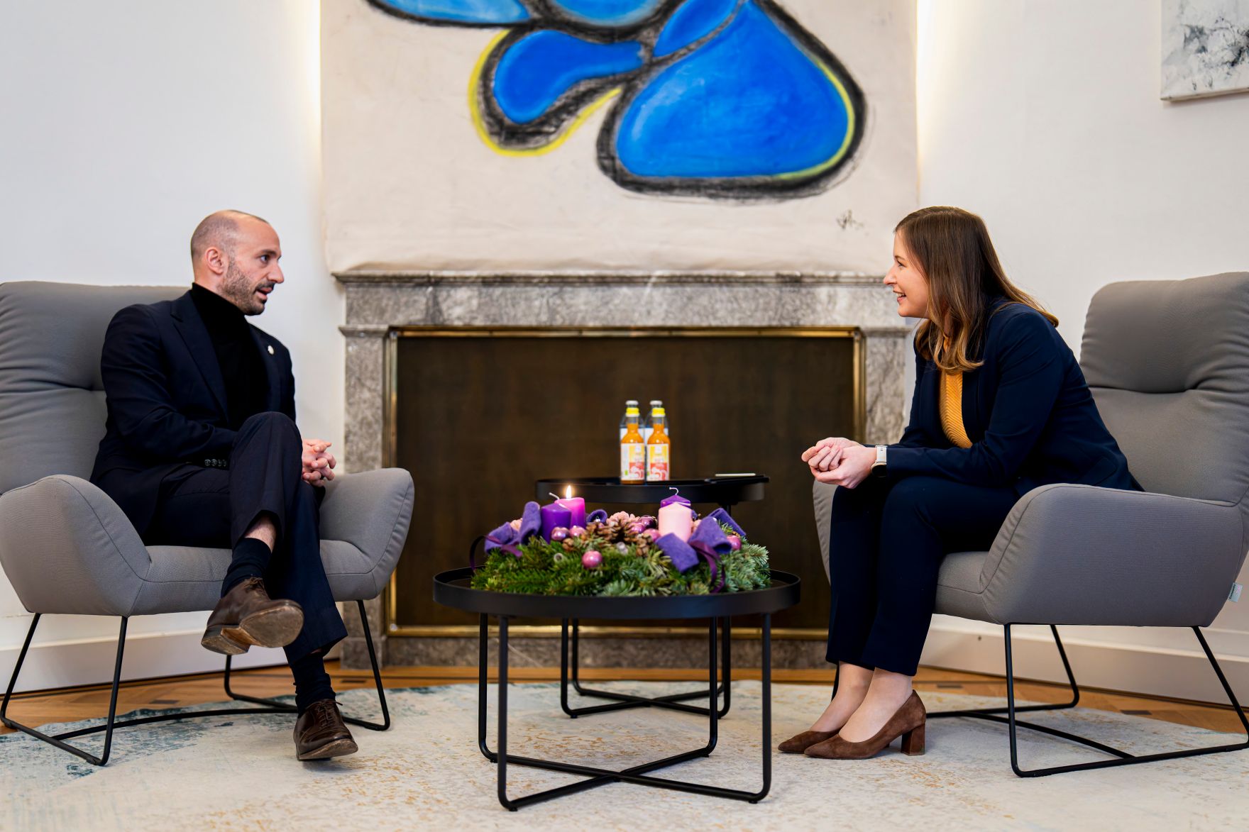 Am 4. Dezember 2025 empfing Bundesministerin Claudia Plakolm (r.) den Minister f&uuml;r Europa von Frankreich Benjamin Haddad (l.) zu einem Arbeitsbesuch im Bundeskanzleramt.