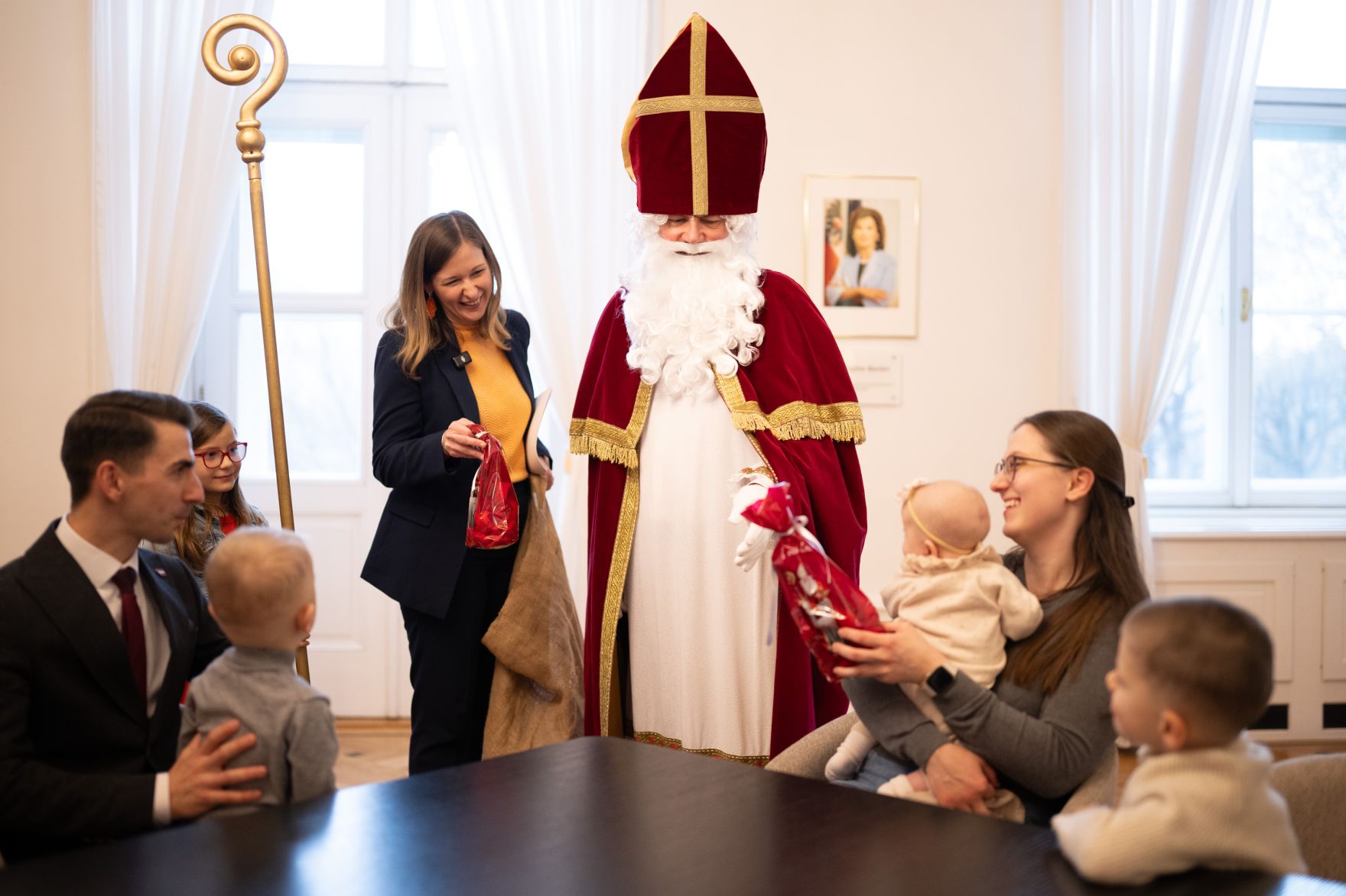 Am 4. Dezember 2025 besuchte der Nikolaus Kinder im Bundeskanzleramt. Im Bild Bundesministerin Claudia Plakolm (m.l.).