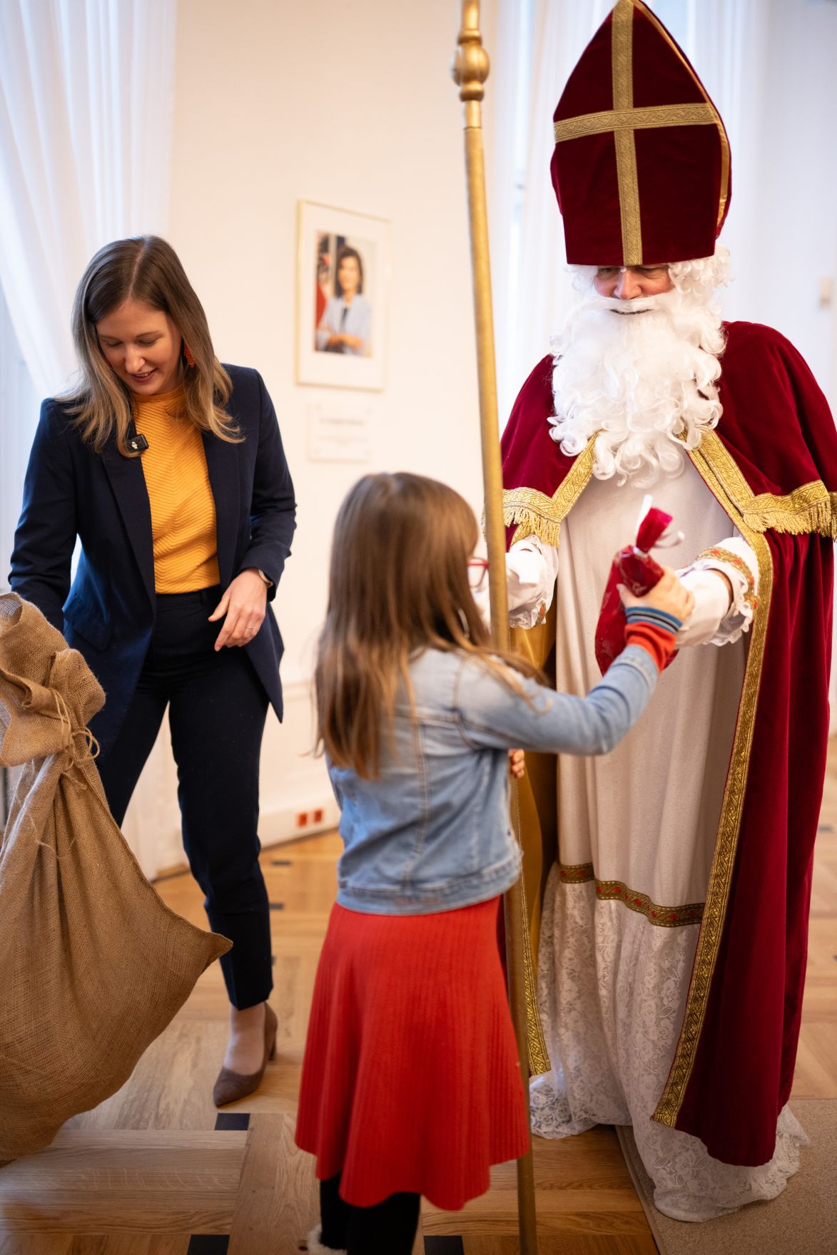 Am 4. Dezember 2025 besuchte der Nikolaus Kinder im Bundeskanzleramt. Im Bild Bundesministerin Claudia Plakolm (l.).