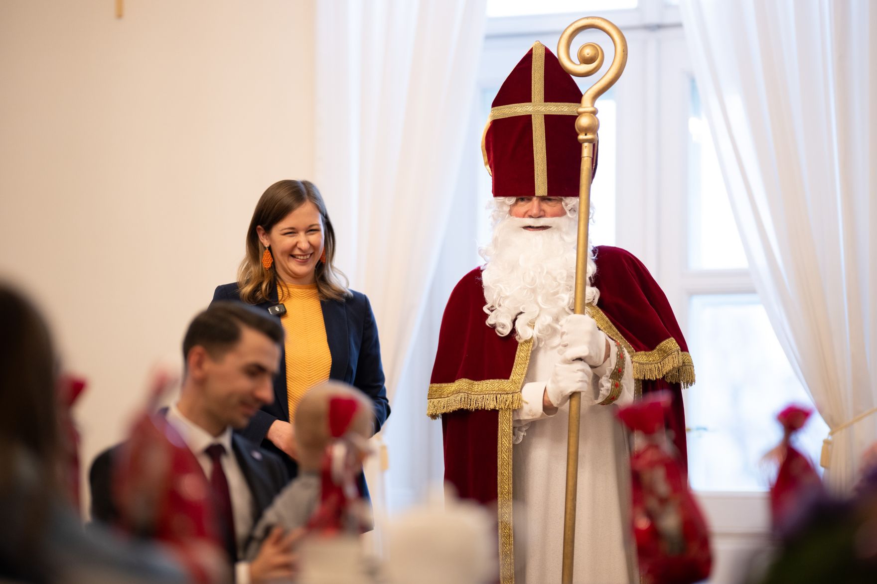 Am 4. Dezember 2025 besuchte der Nikolaus Kinder im Bundeskanzleramt. Im Bild Bundesministerin Claudia Plakolm (l.).