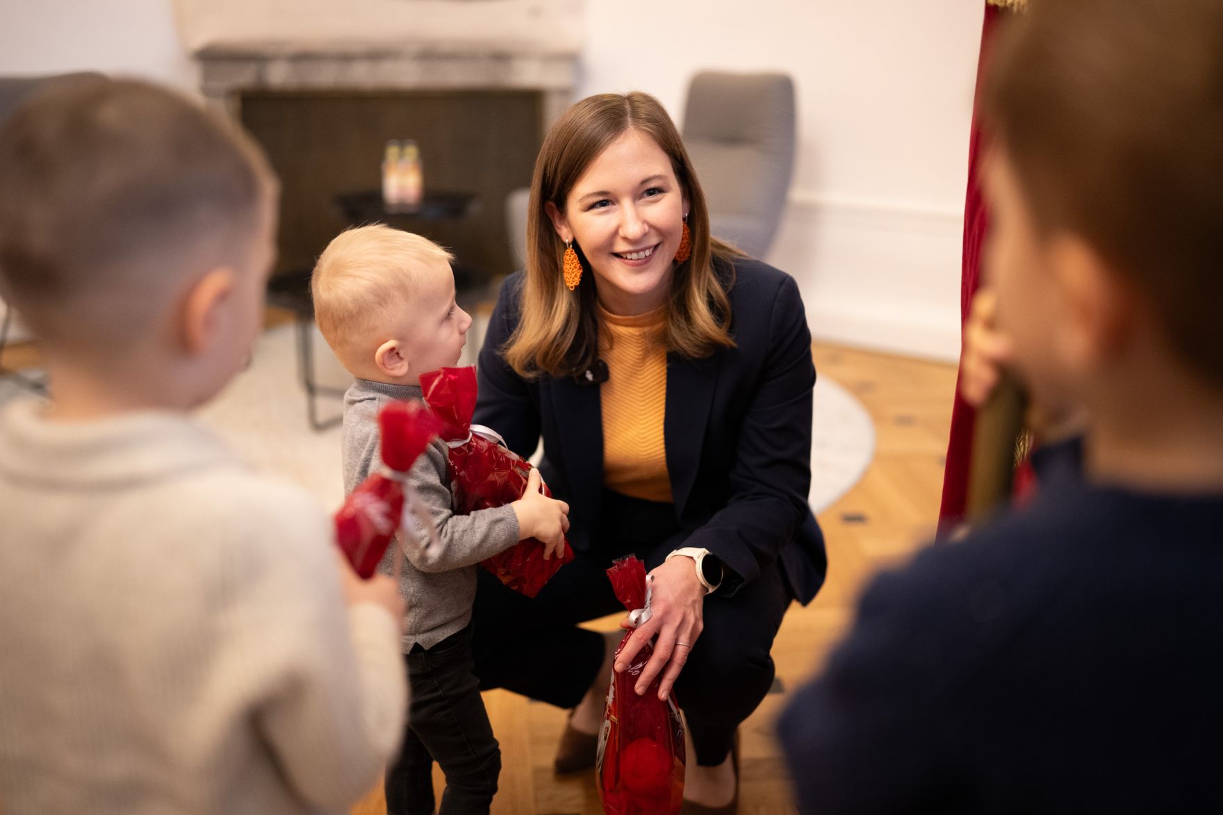Am 4. Dezember 2025 besuchte der Nikolaus Kinder im Bundeskanzleramt. Im Bild Bundesministerin Claudia Plakolm (m.).