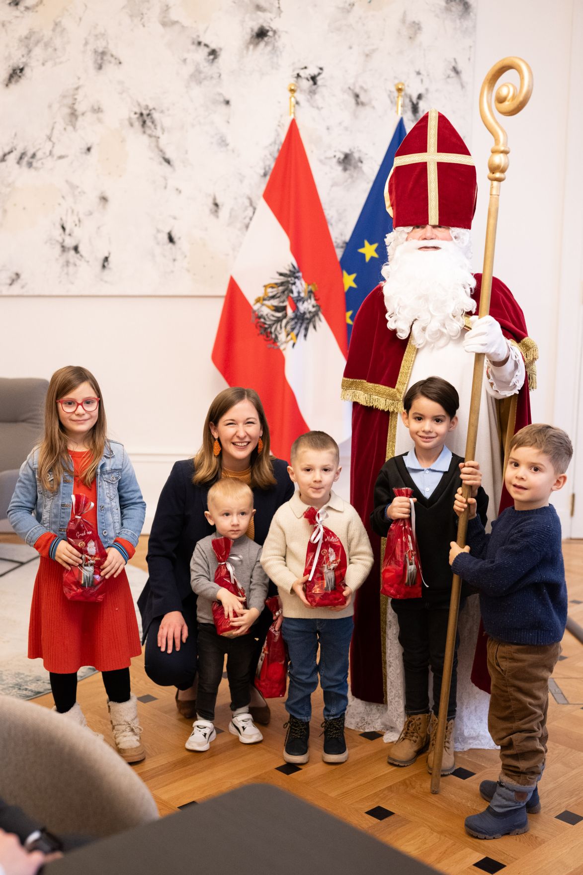Am 4. Dezember 2025 besuchte der Nikolaus Kinder im Bundeskanzleramt. Im Bild Bundesministerin Claudia Plakolm (m.l.).