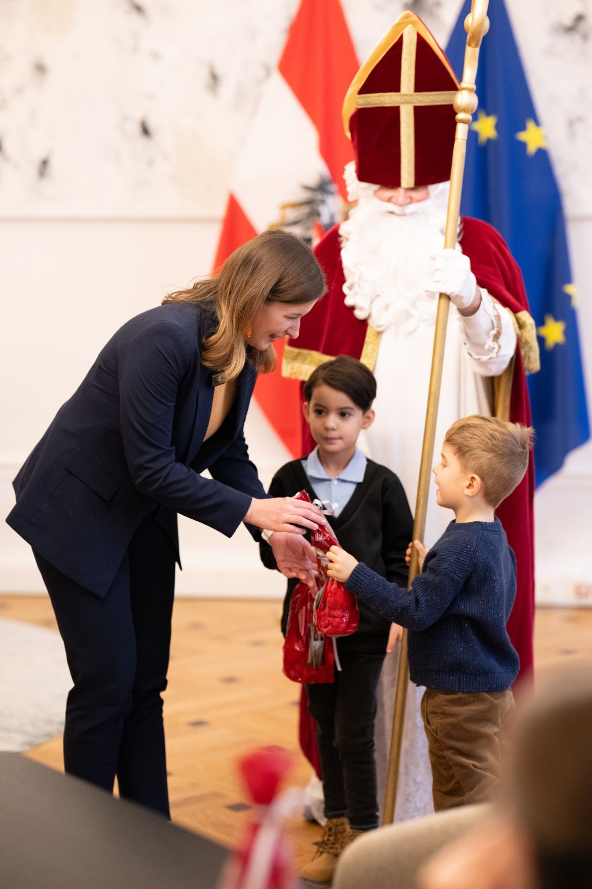 Am 4. Dezember 2025 besuchte der Nikolaus Kinder im Bundeskanzleramt. Im Bild Bundesministerin Claudia Plakolm (l.).