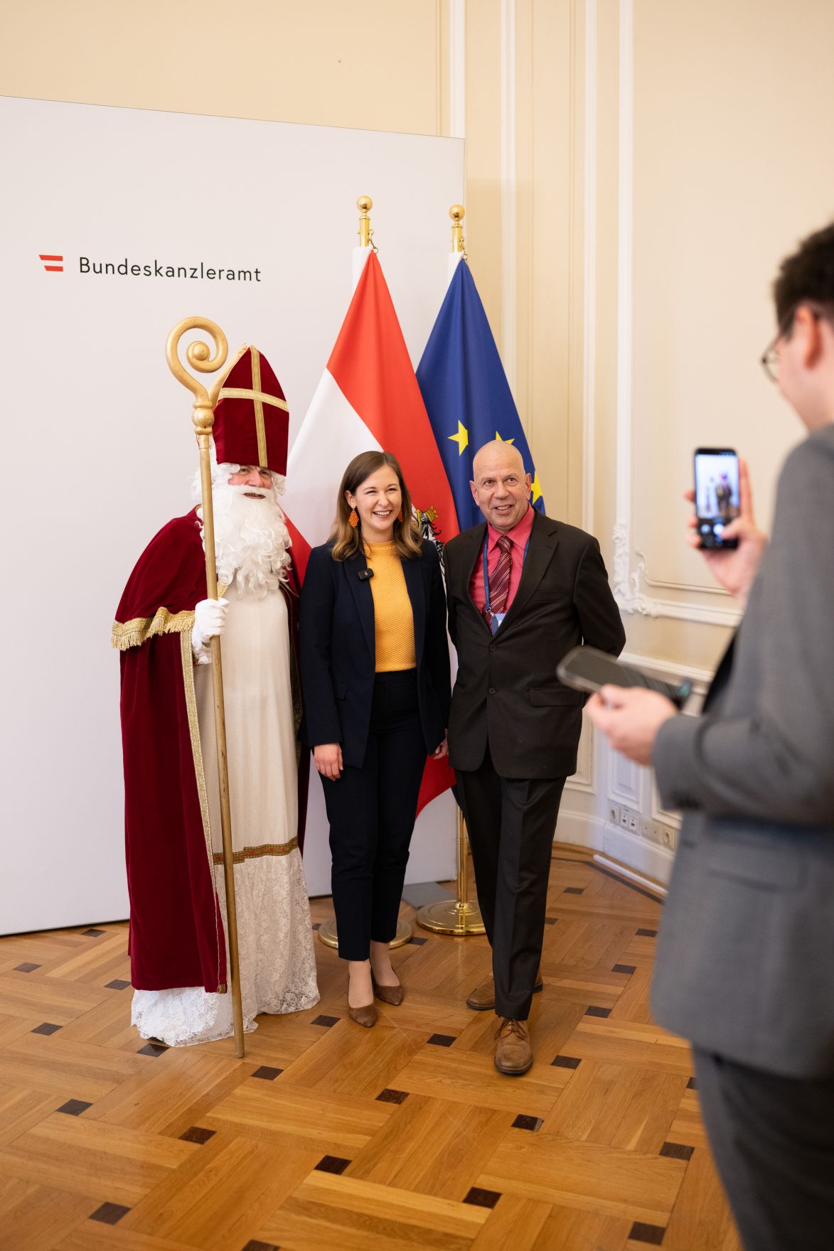 Am 4. Dezember 2025 besuchte der Nikolaus Kinder im Bundeskanzleramt. Im Bild Bundesministerin Claudia Plakolm (m.).