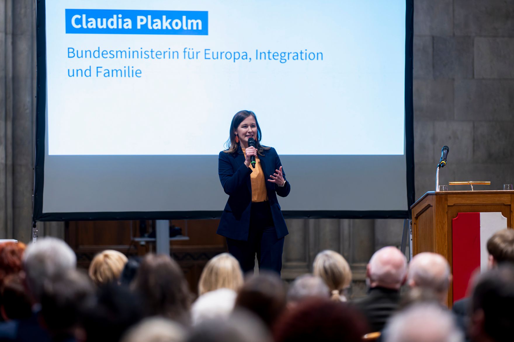 Am 4. Dezember 2025 &uuml;berreichte Bundesministerin Claudia Plakolm (im Bild) im Rahmen einer feierlichen Gala den 3. Staatspreis f&uuml;r freiwilliges und ehrenamtliches Engagement im Wiener Rathaus.