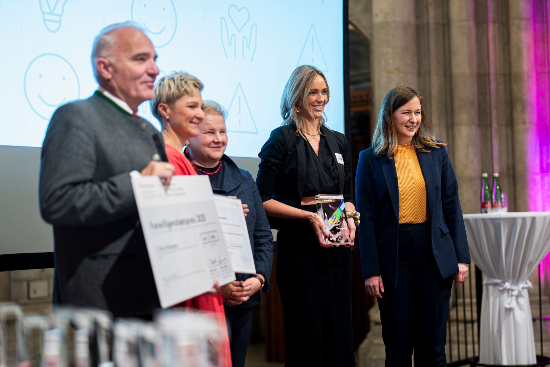 Am 4. Dezember 2025 &uuml;berreichte Bundesministerin Claudia Plakolm (r.) im Rahmen einer feierlichen Gala den 3. Staatspreis f&uuml;r freiwilliges und ehrenamtliches Engagement im Wiener Rathaus. Im Bild mit Bundesministerin Korinna Schumann (m.).