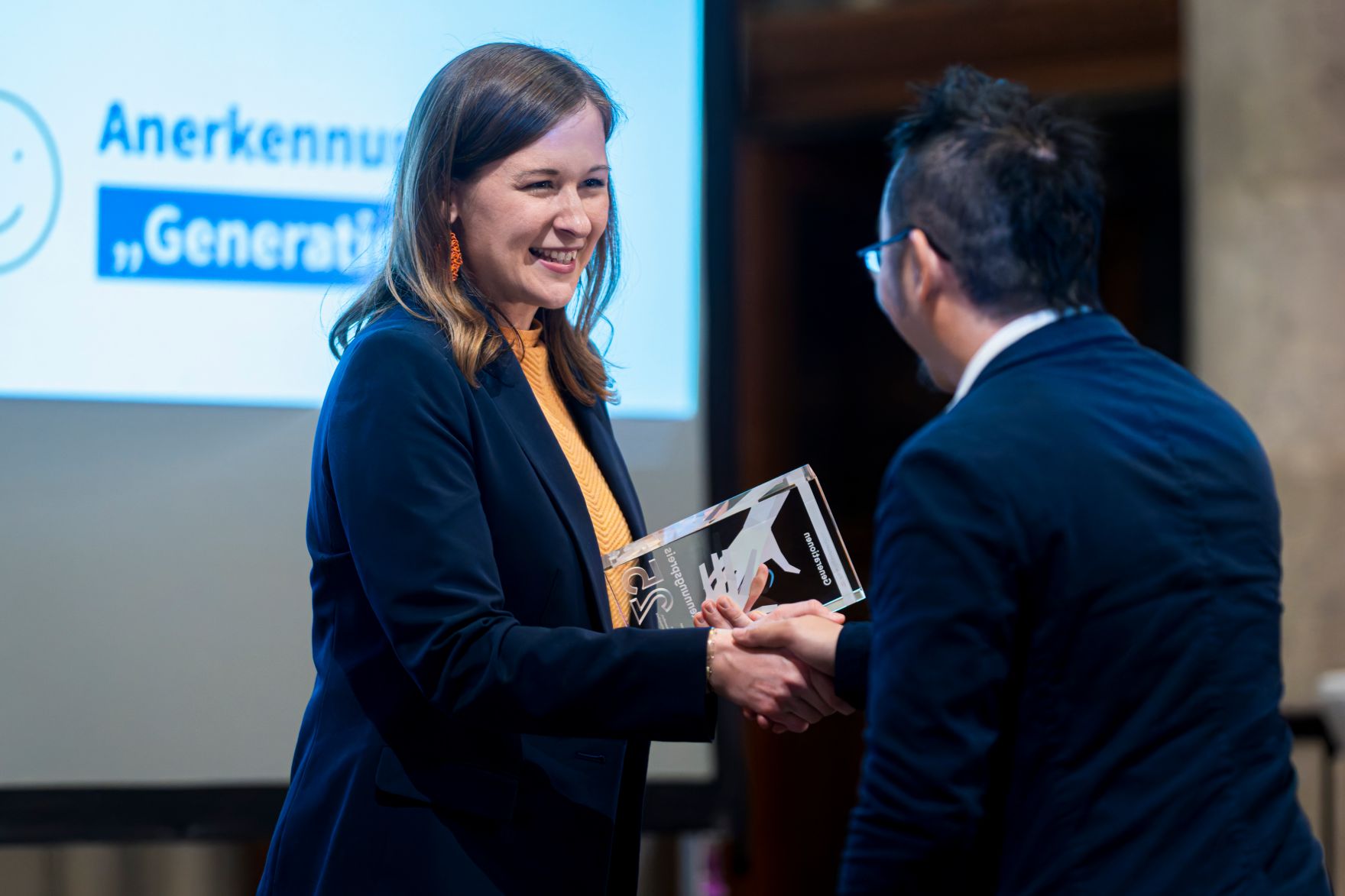 Am 4. Dezember 2025 &uuml;berreichte Bundesministerin Claudia Plakolm (l.) im Rahmen einer feierlichen Gala den 3. Staatspreis f&uuml;r freiwilliges und ehrenamtliches Engagement im Wiener Rathaus.