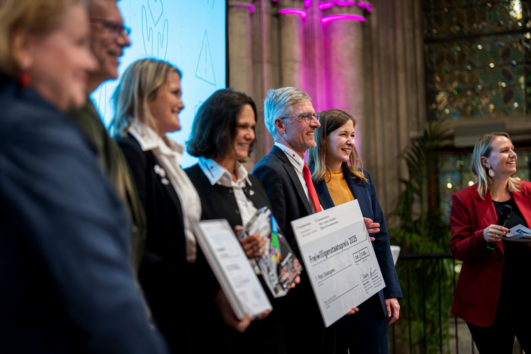 Am 4. Dezember 2025 &uuml;berreichte Bundesministerin Claudia Plakolm (2.v.r.) im Rahmen einer feierlichen Gala den 3. Staatspreis f&uuml;r freiwilliges und ehrenamtliches Engagement im Wiener Rathaus. Im Bild mit Bundesministerin Korinna Schumann (l.).