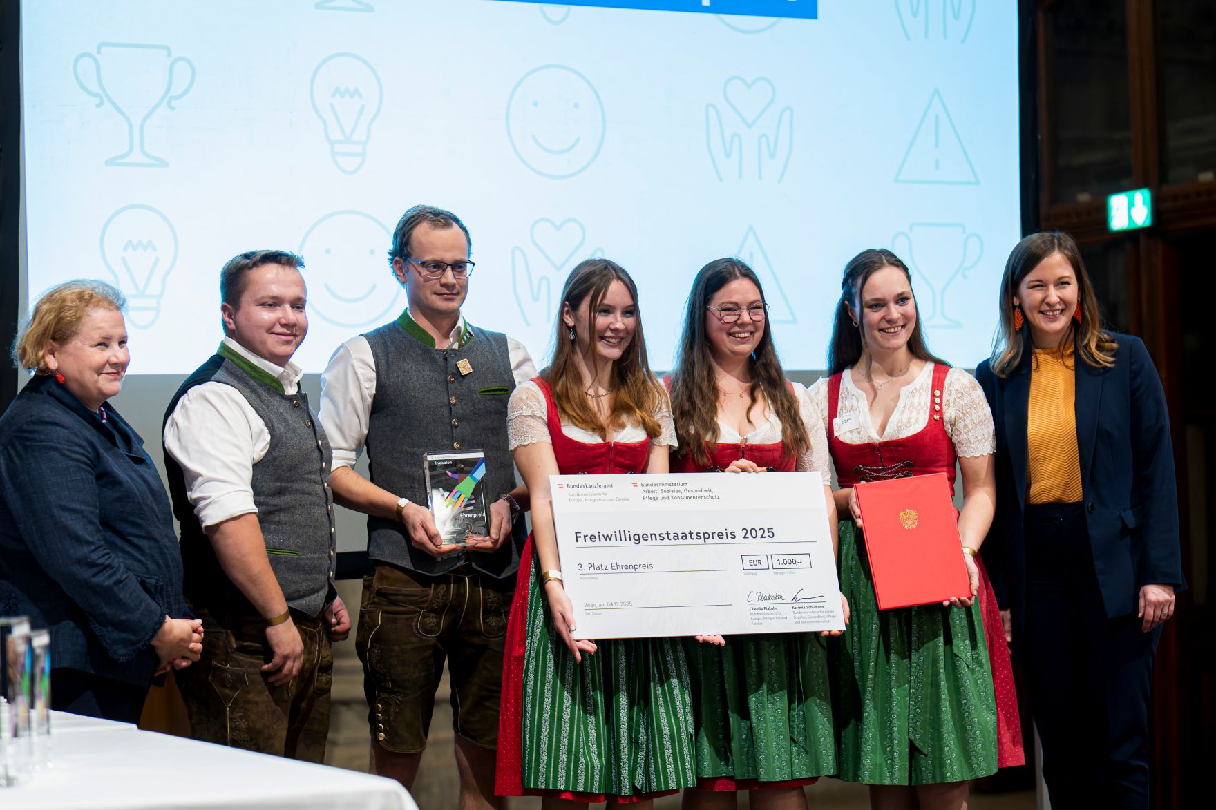 Am 4. Dezember 2025 &uuml;berreichte Bundesministerin Claudia Plakolm (r.) im Rahmen einer feierlichen Gala den 3. Staatspreis f&uuml;r freiwilliges und ehrenamtliches Engagement im Wiener Rathaus. Im Bild mit Bundesministerin Korinna Schumann (l.).