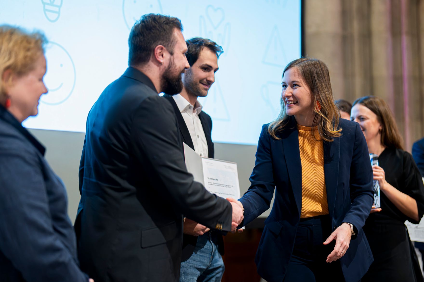 Am 4. Dezember 2025 &uuml;berreichte Bundesministerin Claudia Plakolm (m.r.) im Rahmen einer feierlichen Gala den 3. Staatspreis f&uuml;r freiwilliges und ehrenamtliches Engagement im Wiener Rathaus. Im Bild mit Bundesministerin Korinna Schumann (l.).