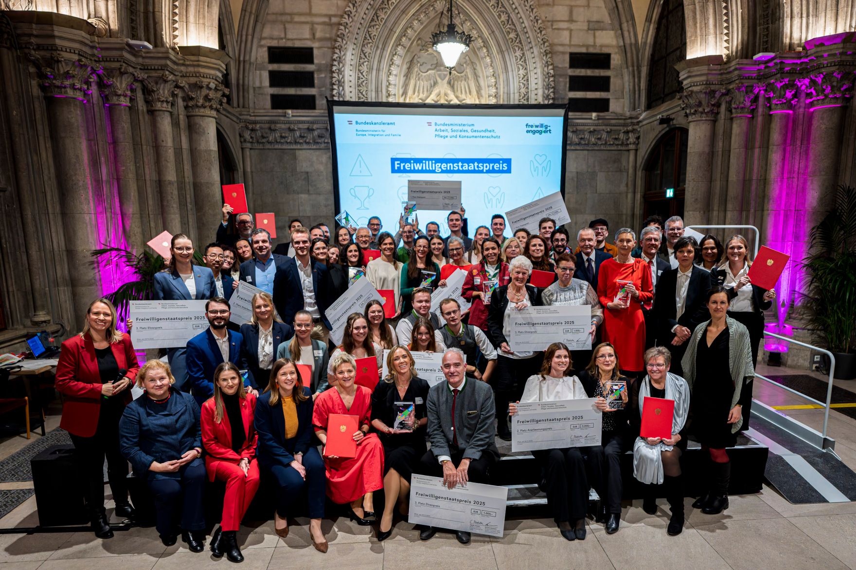 Am 4. Dezember 2025 &uuml;berreichte Bundesministerin Claudia Plakolm im Rahmen einer feierlichen Gala den 3. Staatspreis f&uuml;r freiwilliges und ehrenamtliches Engagement im Wiener Rathaus.