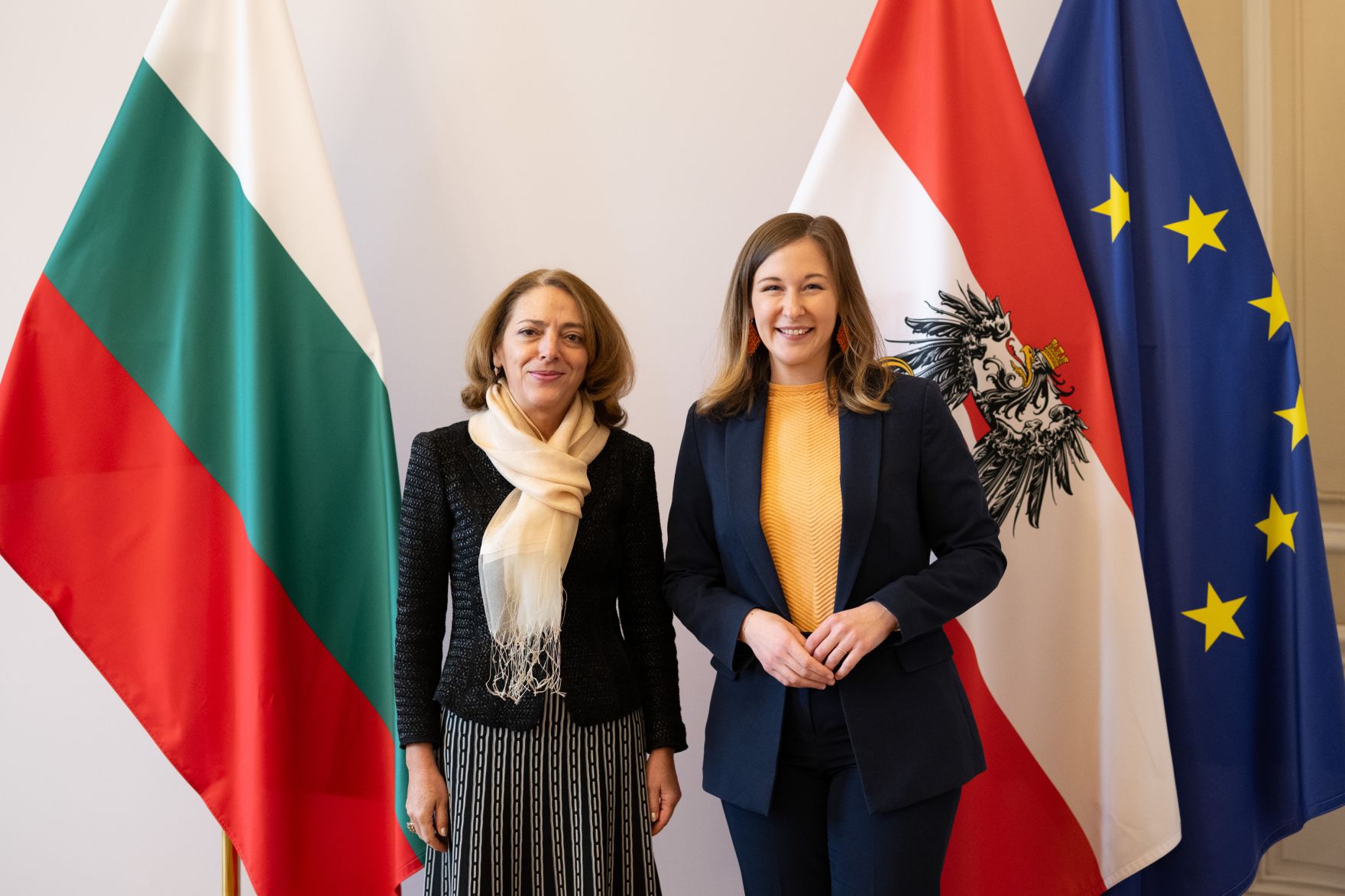 Am 4. Dezember 2025 empfing Bundesministerin Claudia Plakolm (r.) die stellvertretende Au&szlig;enministerin Bulgariens Elena Shekerletova (l.), zu einem Arbeitsbesuch im Bundeskanzleramt.
