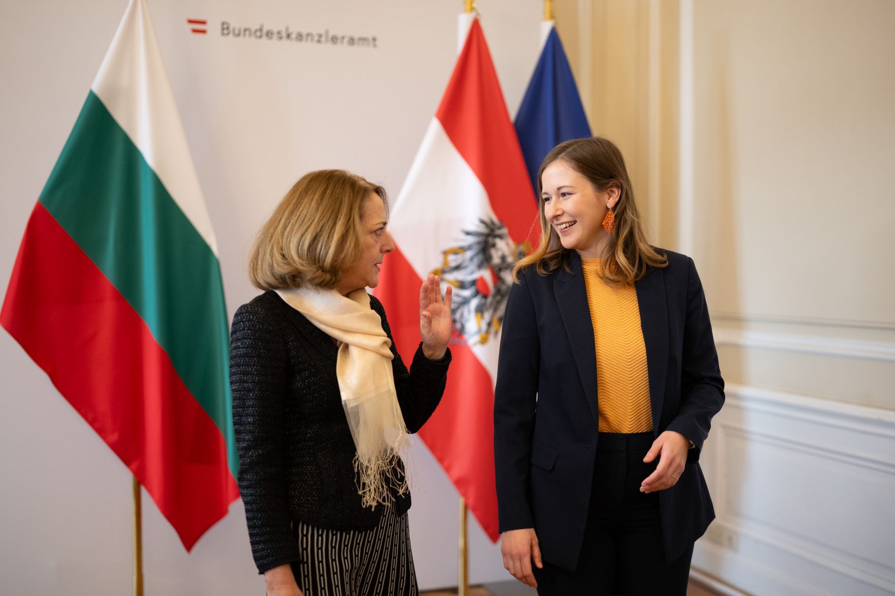 Am 4. Dezember 2025 empfing Bundesministerin Claudia Plakolm (r.) die stellvertretende Au&szlig;enministerin Bulgariens Elena Shekerletova (l.), zu einem Arbeitsbesuch im Bundeskanzleramt.