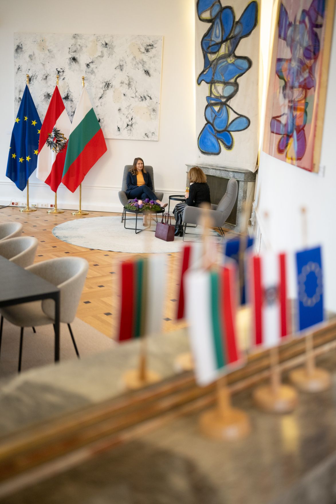 Am 4. Dezember 2025 empfing Bundesministerin Claudia Plakolm (r.) die stellvertretende Au&szlig;enministerin Bulgariens Elena Shekerletova (l.), zu einem Arbeitsbesuch im Bundeskanzleramt.