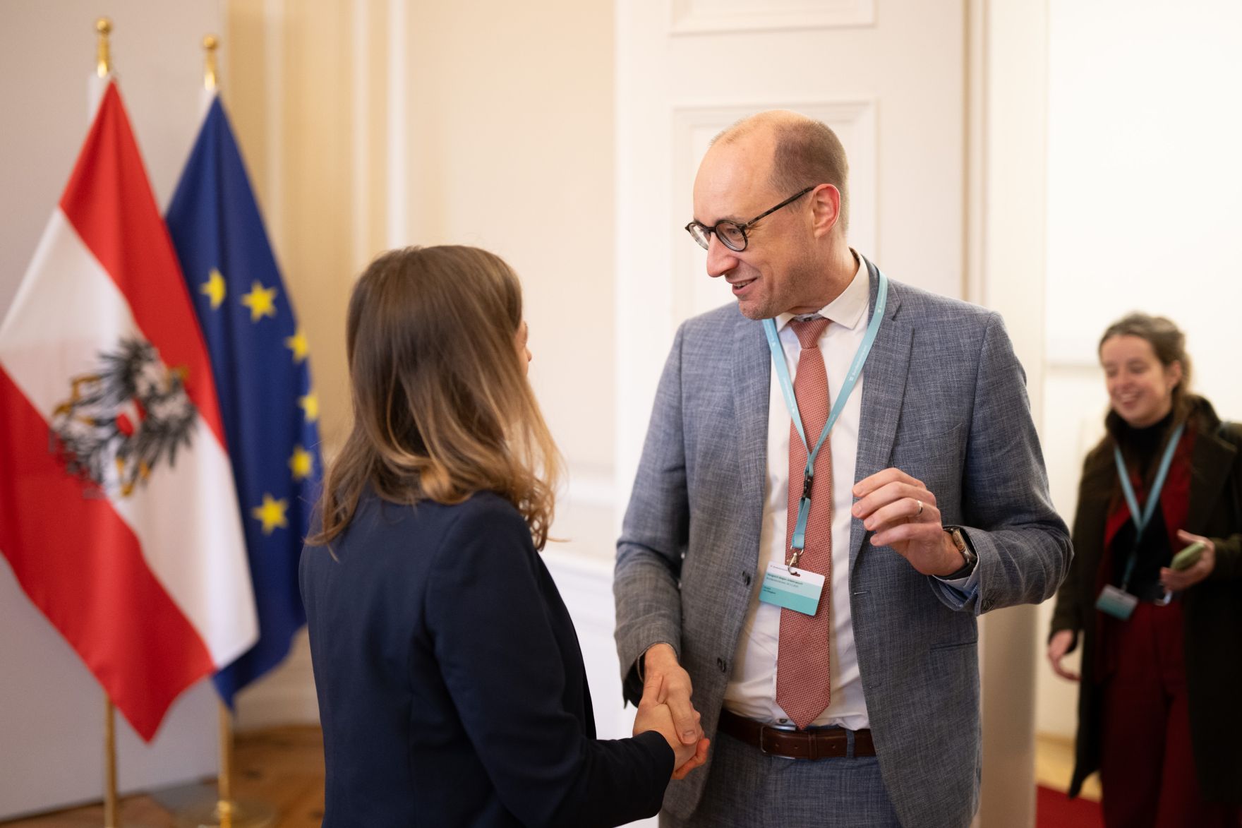 Am 4. Dezember 2025 empfing Bundesministerin Claudia Plakolm (l.) den Vizepremierminister von Belgien Vincent Van Peteghem (r.), zu einem Arbeitsbesuch im Bundeskanzleramt.
