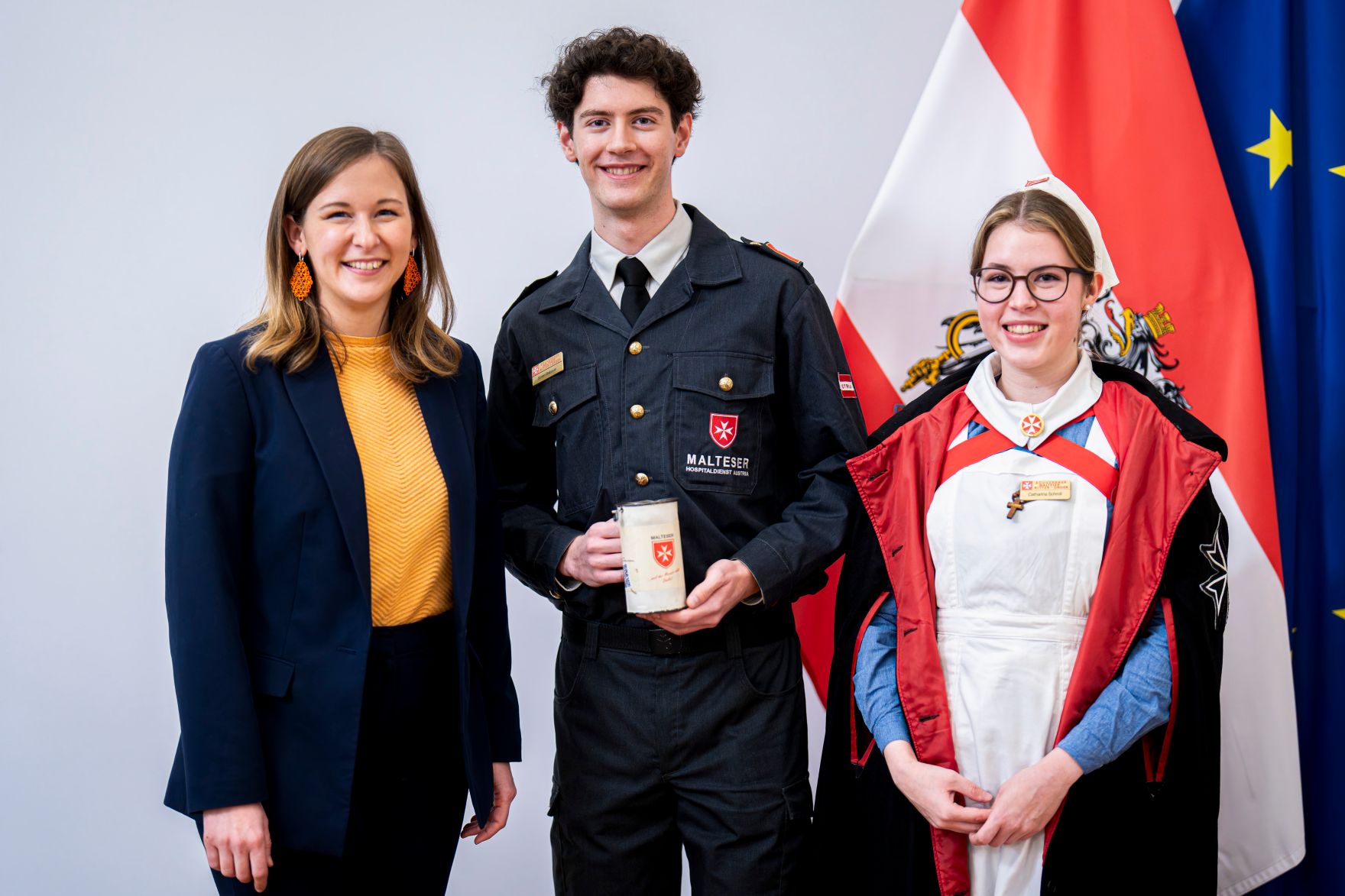 Am 4. Dezember 2025 empfing Bundesministerin Claudia Plaklom (l.) anl&auml;sslich der MALTESER-Stra&szlig;ensammlung eine Vertreterin und einen Vertreter der MALTESER.