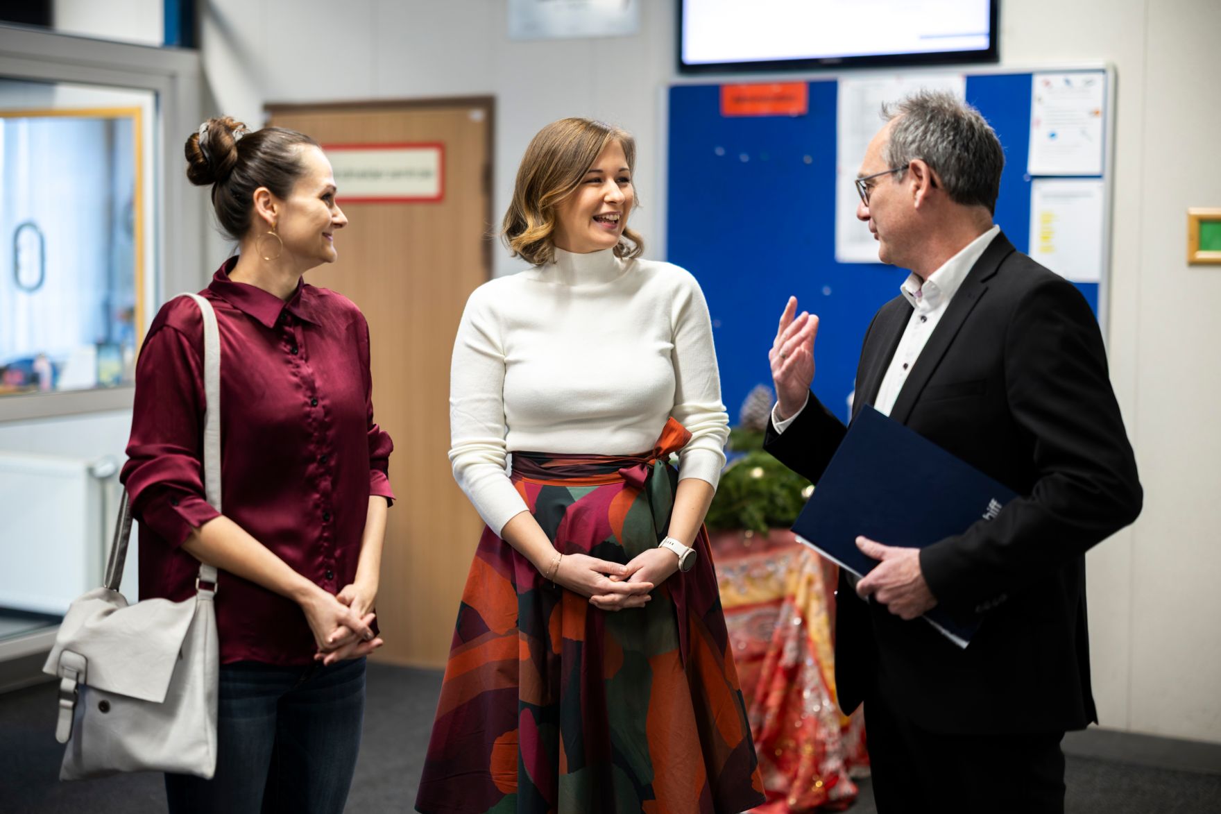 Am 10. Dezember 2025 nahm Bundesministerin Claudia Plakolm (m.) an der &bdquo;Mental Health Days&ldquo; Veranstaltung am Bertha-von-Suttner-Gymnasium teil.