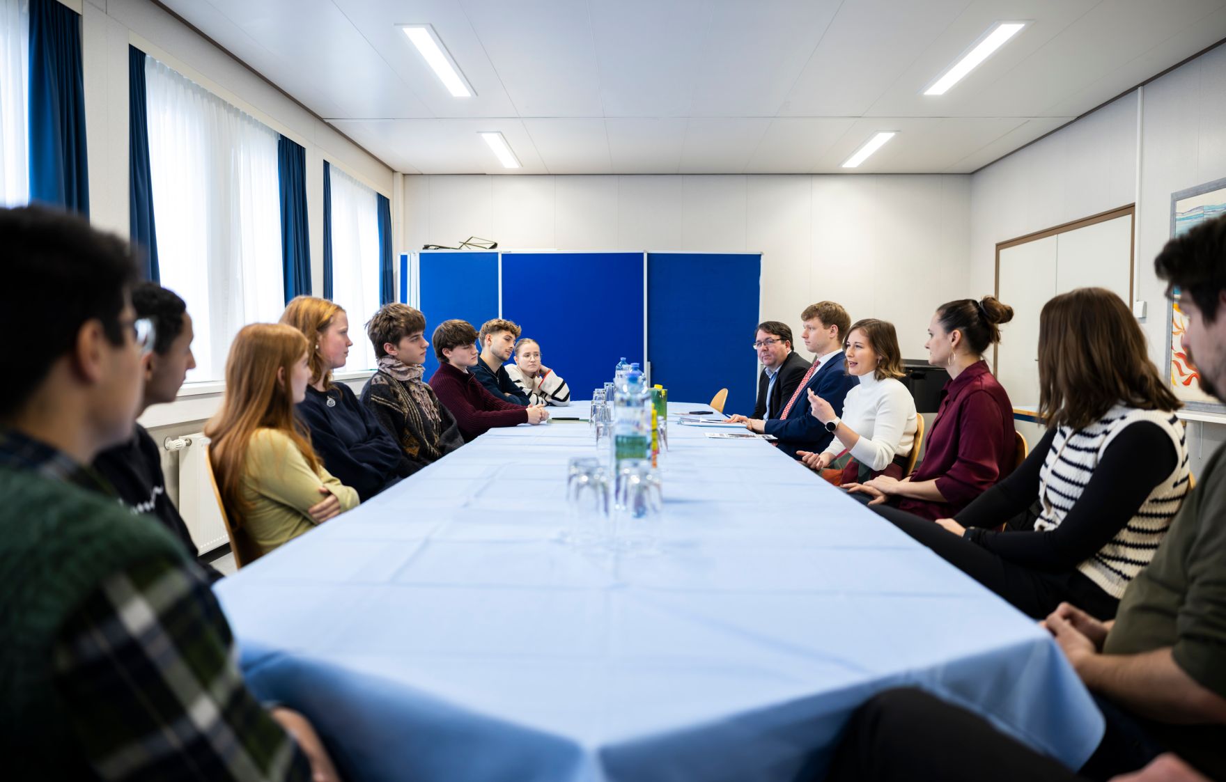 Am 10. Dezember 2025 nahm Bundesministerin Claudia Plakolm an der &bdquo;Mental Health Days&ldquo; Veranstaltung am Bertha-von-Suttner-Gymnasium teil. Im Bild mit Sch&uuml;lerinnen und Sch&uuml;lern.