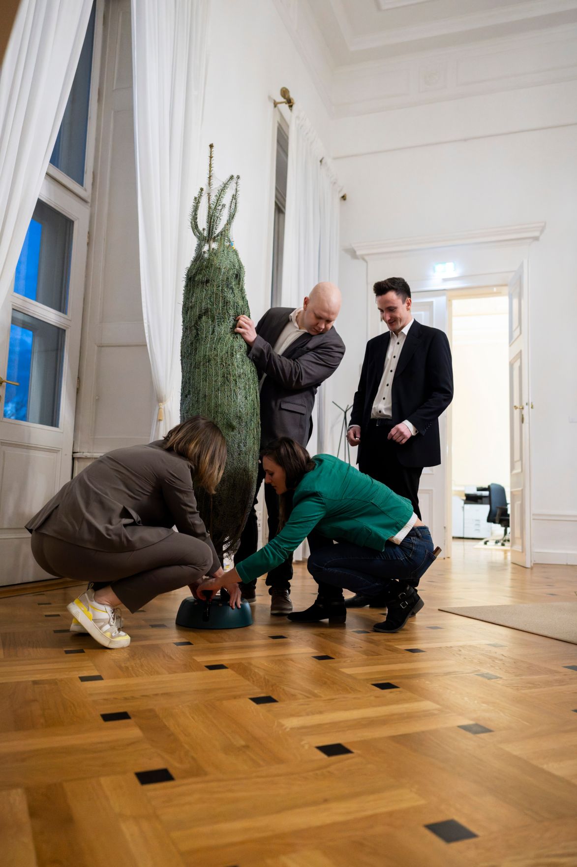 Am 11. Dezember 2025 wurde Bundesministerin Claudia Plakolm (l.) ein Weihnachtsbaum &uuml;berreicht.