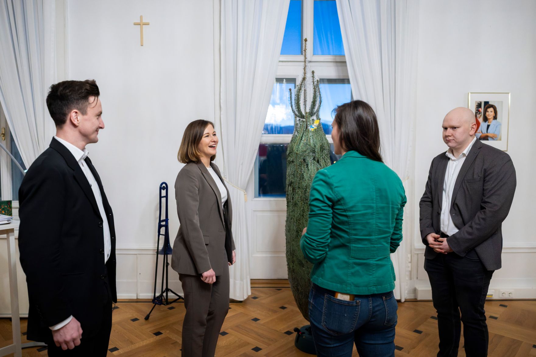 Am 11. Dezember 2025 wurde Bundesministerin Claudia Plakolm (m.l.) ein Weihnachtsbaum &uuml;berreicht.