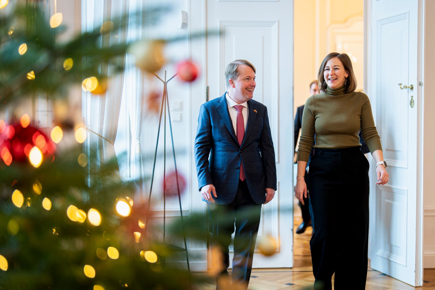 Am 12. Dezember 2025 empfing Bundesministerin Claudia Plakolm (r.) den Botschafter der Vereinigten Staaten von Amerika Arthur Graham Fisher (l.) zu einem Arbeitsgespr&auml;ch im Bundeskanzleramt.