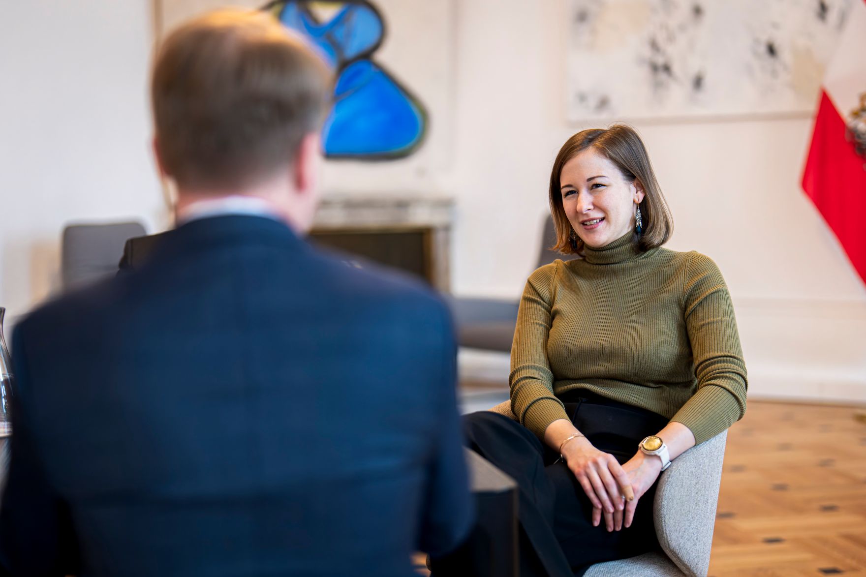 Am 12. Dezember 2025 empfing Bundesministerin Claudia Plakolm (r.) den Botschafter der Vereinigten Staaten von Amerika Arthur Graham Fisher (l.) zu einem Arbeitsgespr&auml;ch im Bundeskanzleramt.