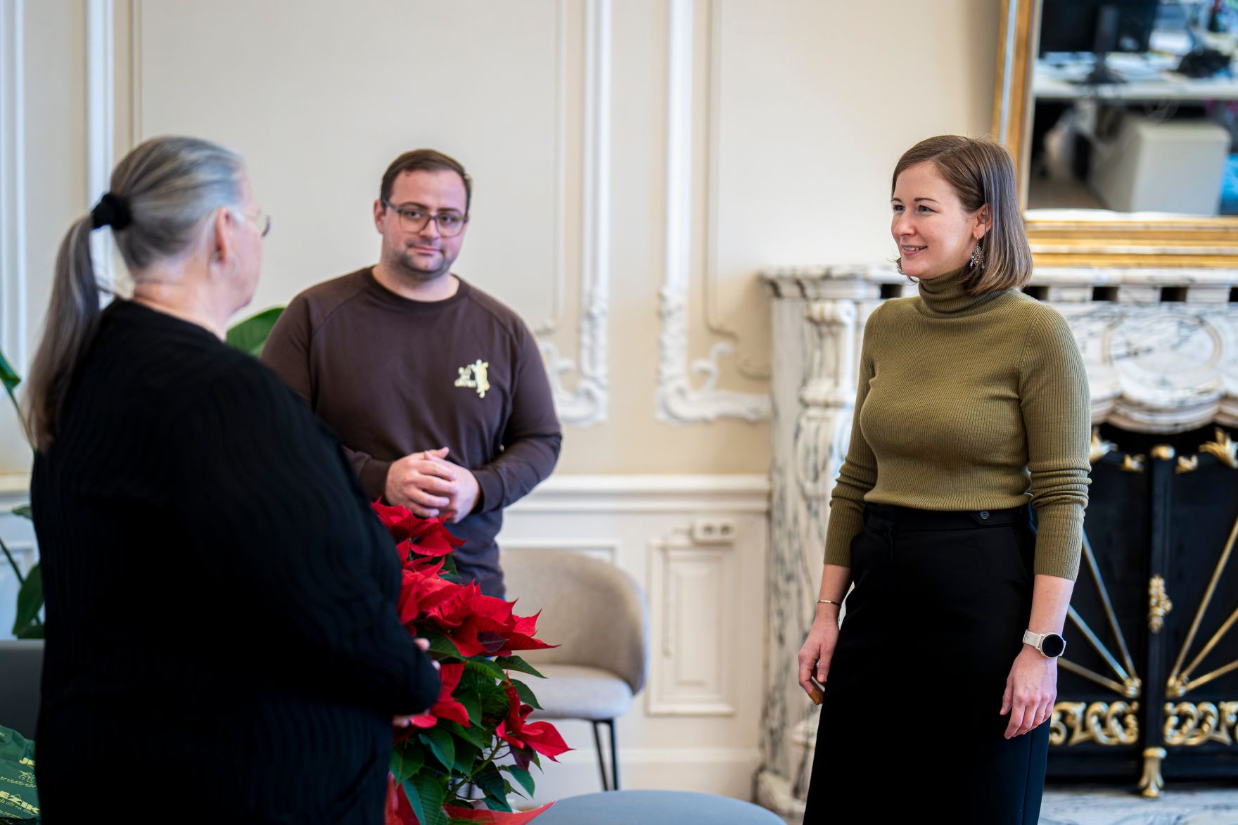 Am 12. Dezember 2025 &uuml;berreichten Vertreter des Bundesverbandes der &Ouml;sterreichischen G&auml;rtner Weihnachtssterne an Bundesministerin Claudia Plakolm (r.).