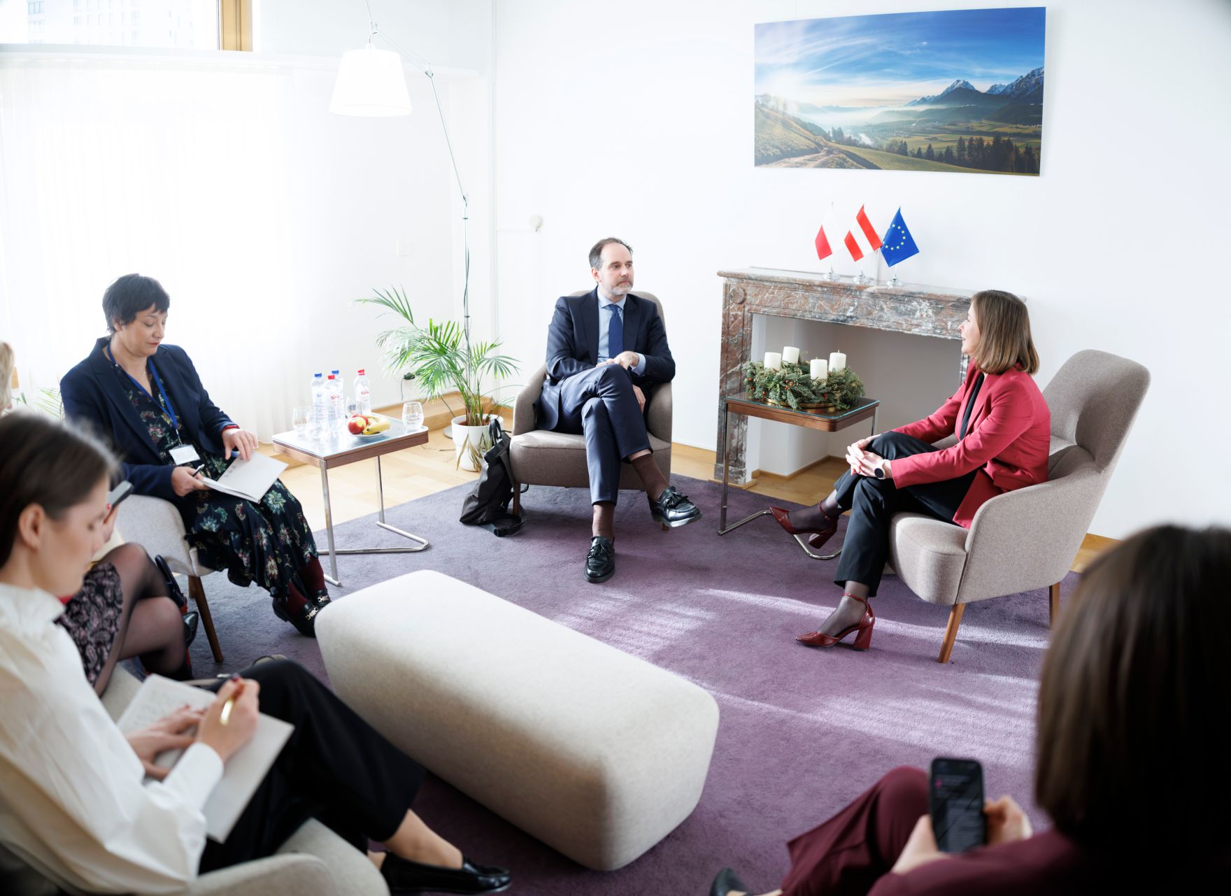 Am 16. Dezember 2025 reiste Bundesministerin Claudia Plakolm (r.) nach Br&uuml;ssel und nahm am Rat f&uuml;r &bdquo;Allgemeine Angelegenheiten&ldquo; der Europ&auml;ischen Union teil. Im Bild mit dem Staatssekret&auml;r im Au&szlig;enministerium der Republik Polen Ignacy Niemczycki (l.).