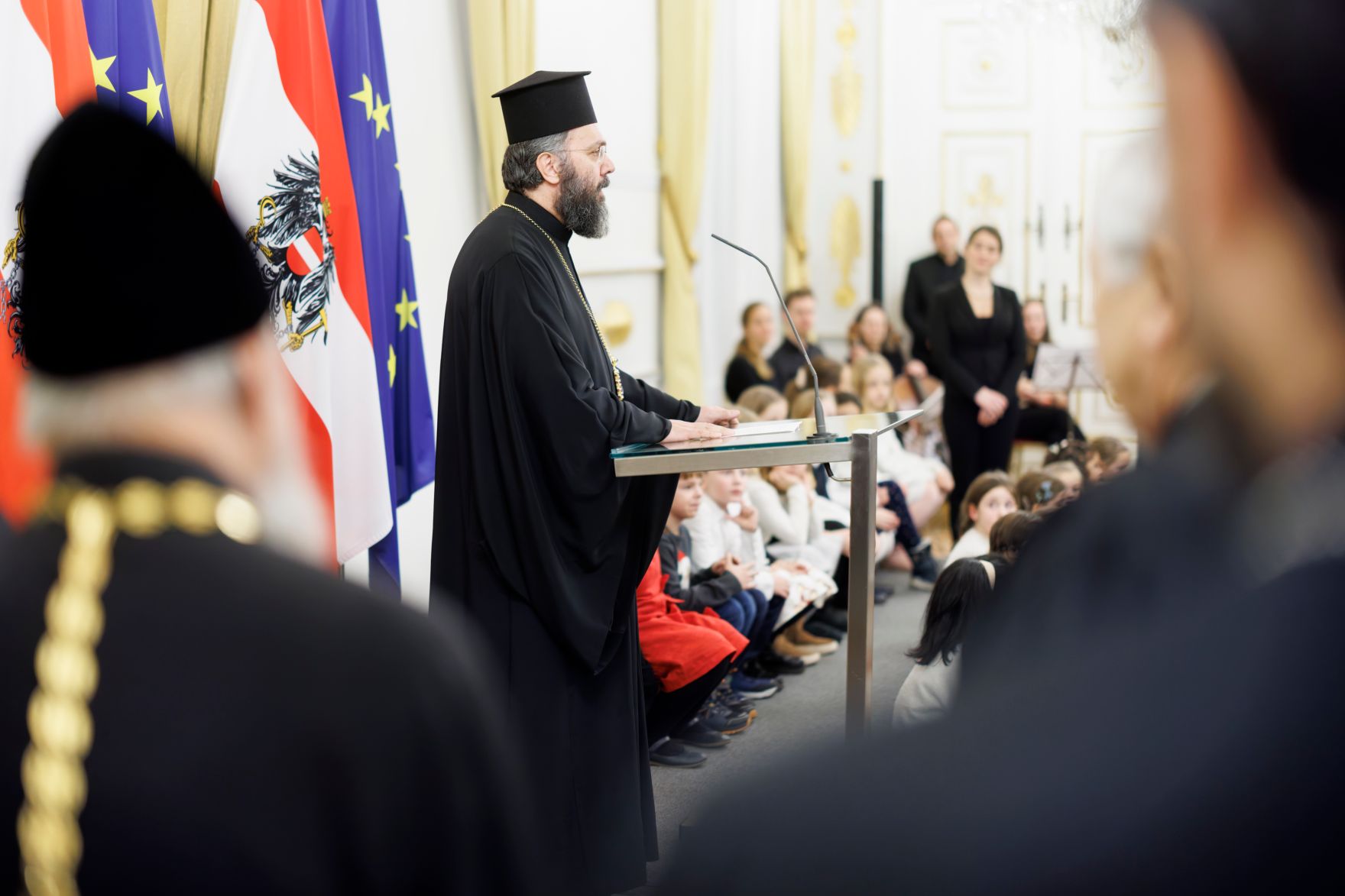 Am 17. Dezember 2025 lud Bundesministerin Claudia Plakolm Vertreterinnen und Vertreter der Kultusgemeinden zu einem weihnachtlichem Empfang ins Bundeskanzleramt.