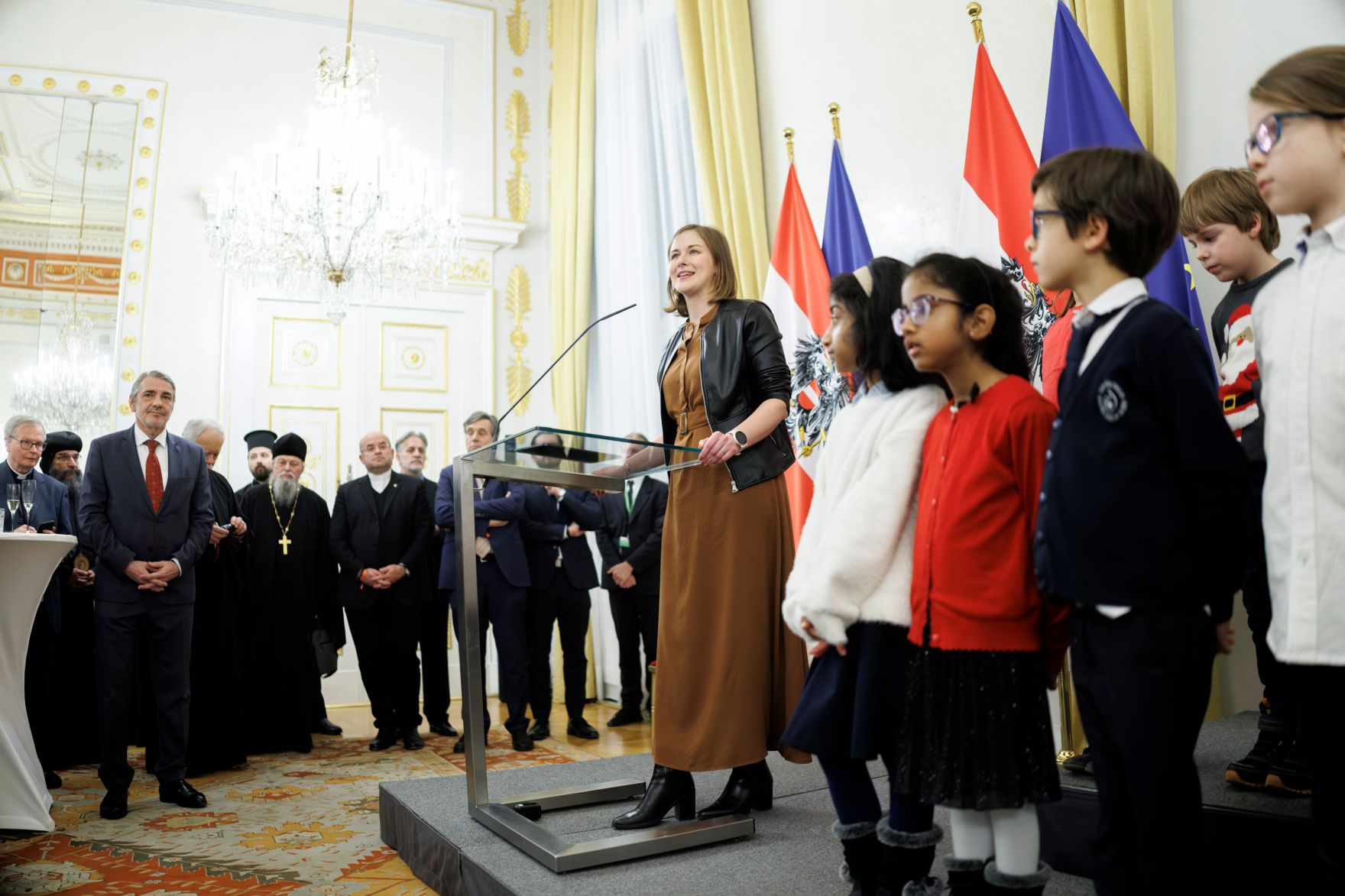 Am 17. Dezember 2025 lud Bundesministerin Claudia Plakolm (6.v.r.) Vertreterinnen und Vertreter der Kultusgemeinden zu einem weihnachtlichem Empfang ins Bundeskanzleramt.