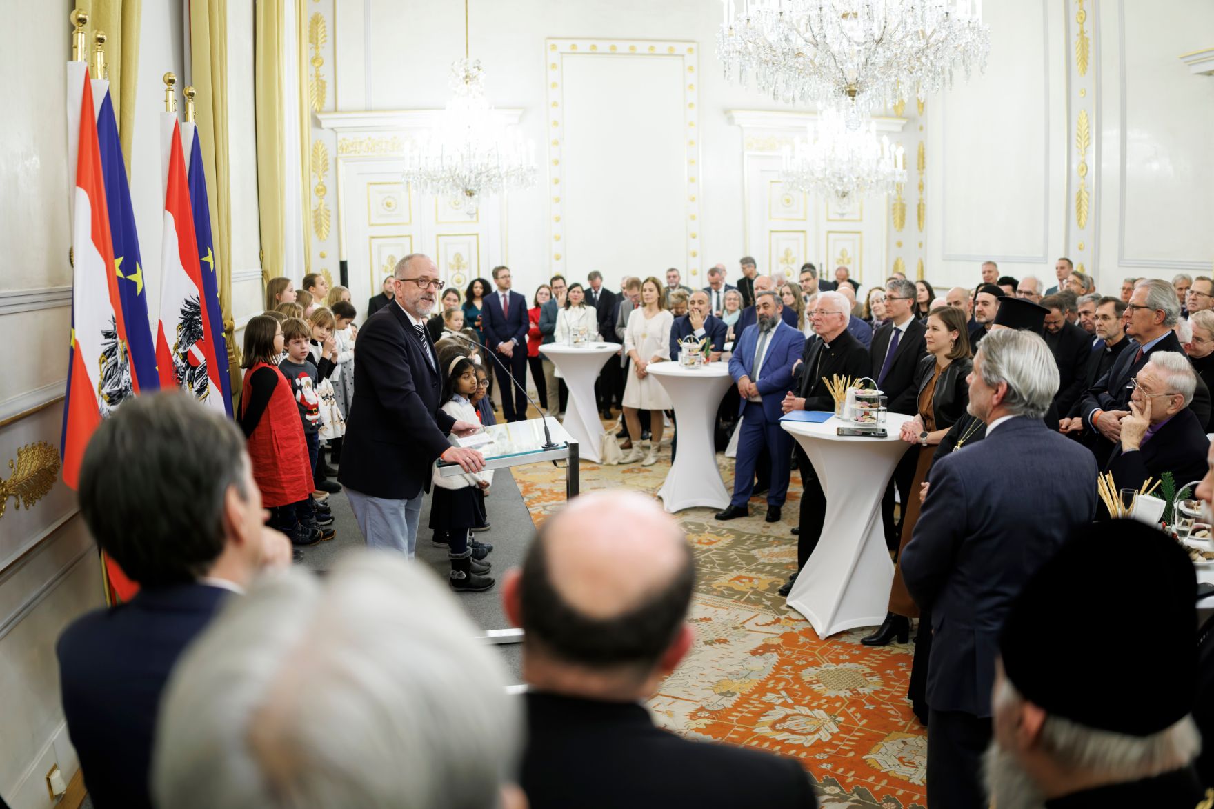 Am 17. Dezember 2025 lud Bundesministerin Claudia Plakolm Vertreterinnen und Vertreter der Kultusgemeinden zu einem weihnachtlichem Empfang ins Bundeskanzleramt.