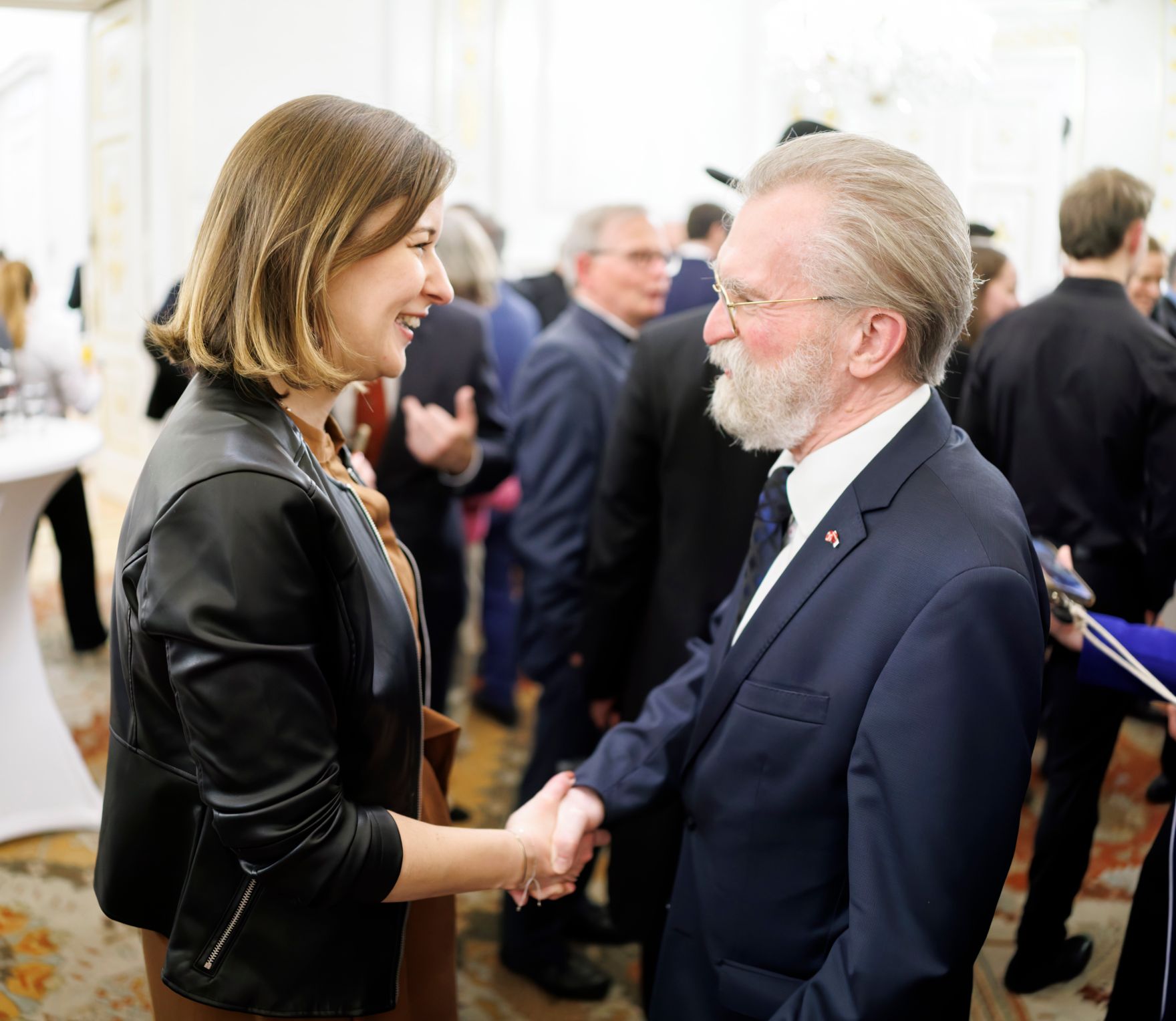 Am 17. Dezember 2025 lud Bundesministerin Claudia Plakolm (l.) Vertreterinnen und Vertreter der Kultusgemeinden zu einem weihnachtlichem Empfang ins Bundeskanzleramt.