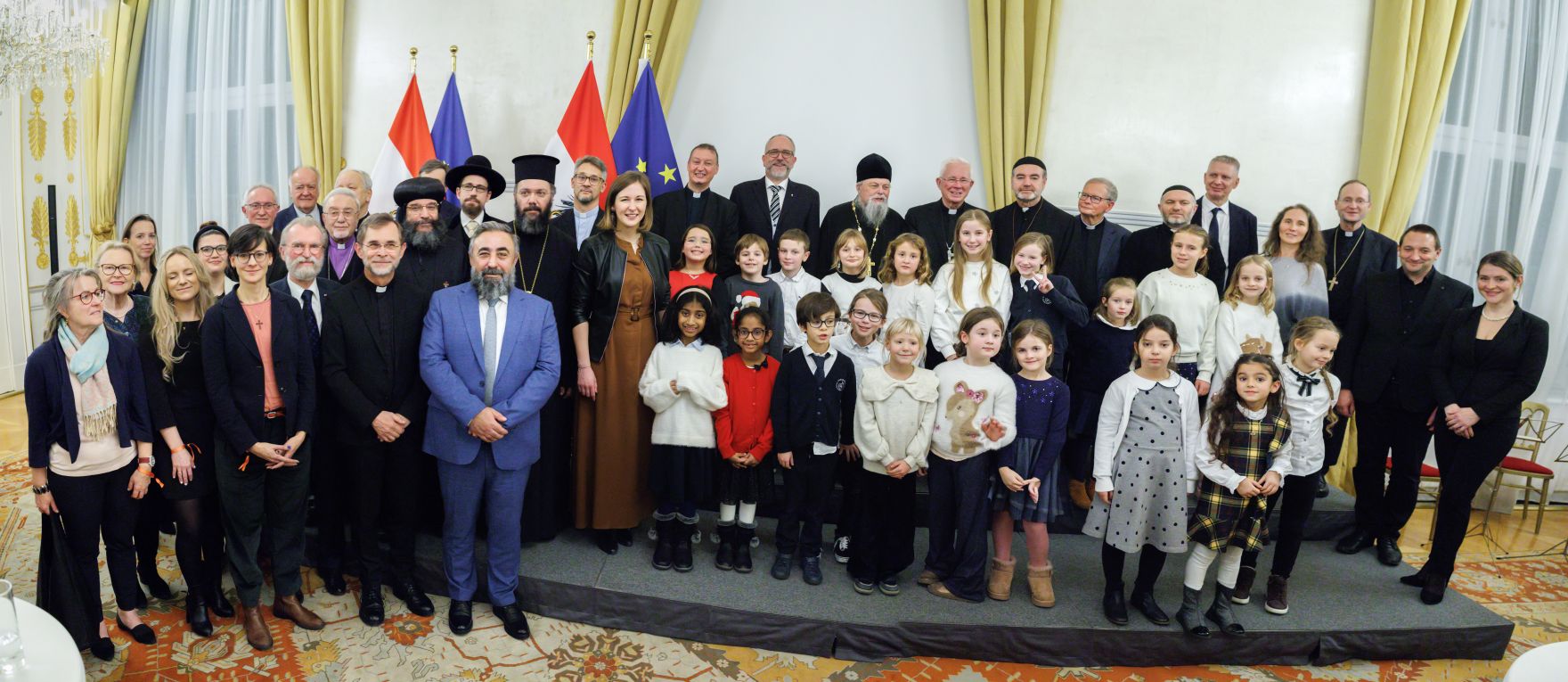 Am 17. Dezember 2025 lud Bundesministerin Claudia Plakolm Vertreterinnen und Vertreter der Kultusgemeinden zu einem weihnachtlichem Empfang ins Bundeskanzleramt.