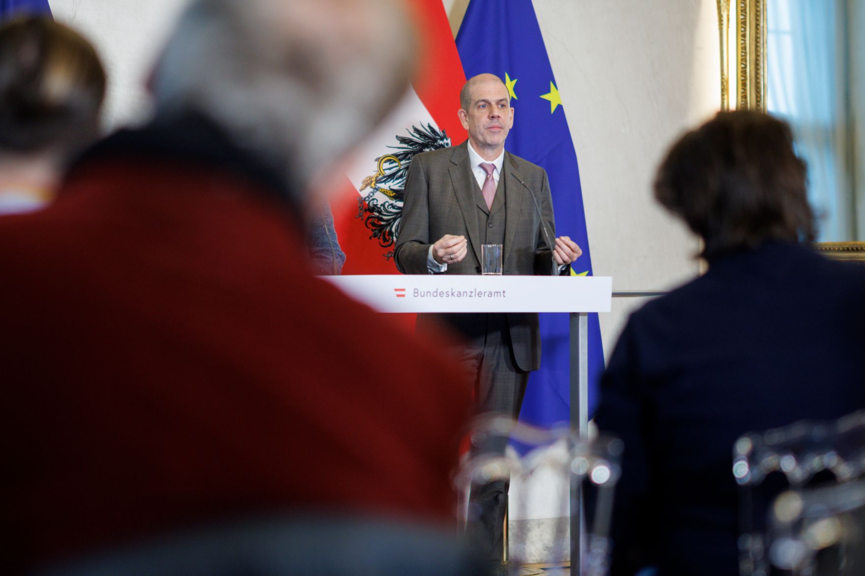 Am 18. Dezember 2025 gab Bundesministerin Claudia Plakolm gemeinsam mit Meinungsforscher Peter Hajek (m.) eine Pressekonferenz zu den aktuellen Zahlen des Integrationsbarometers.