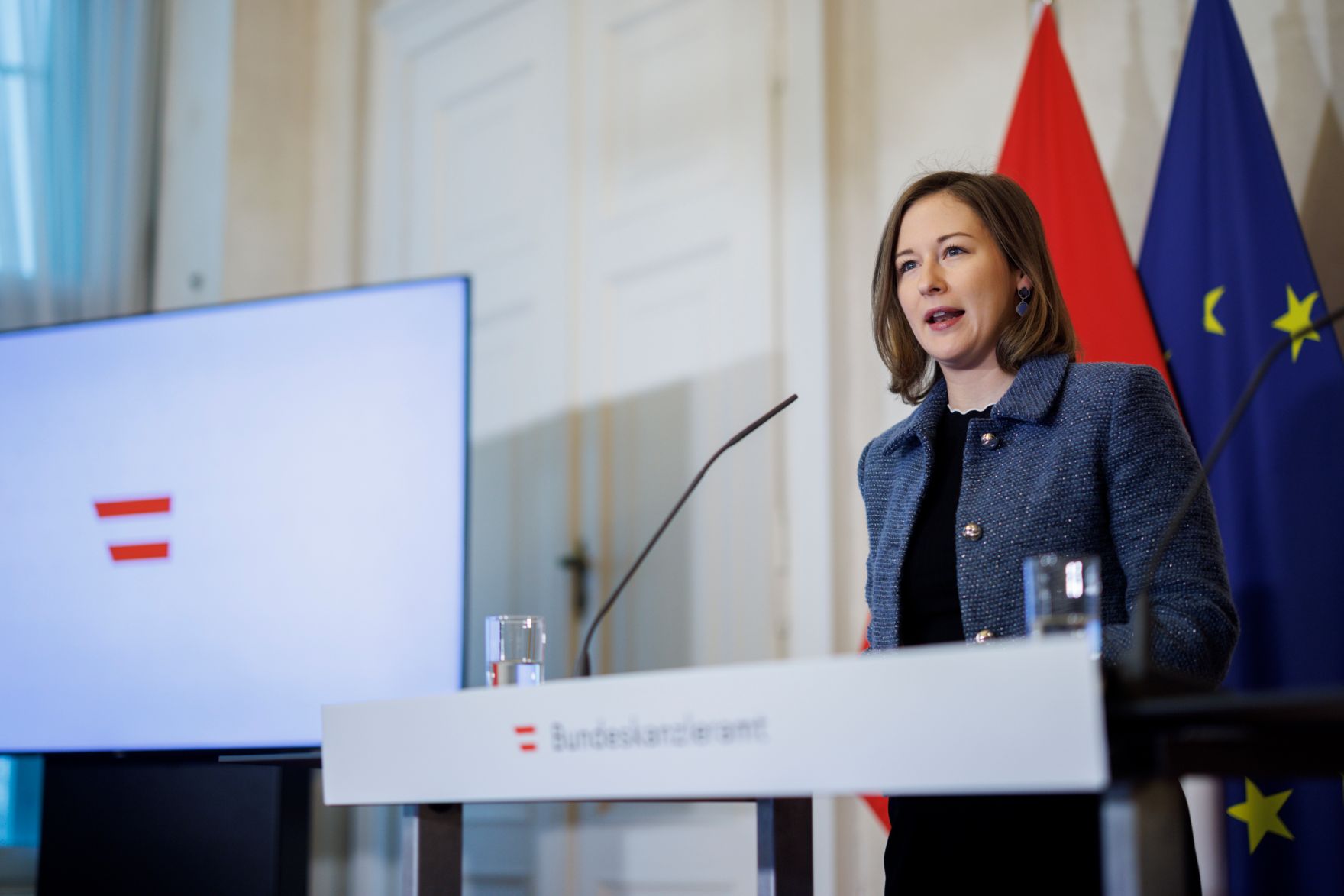 Am 18. Dezember 2025 gab Bundesministerin Claudia Plakolm (im Bild) gemeinsam mit Meinungsforscher Peter Hajek eine Pressekonferenz zu den aktuellen Zahlen des Integrationsbarometers.