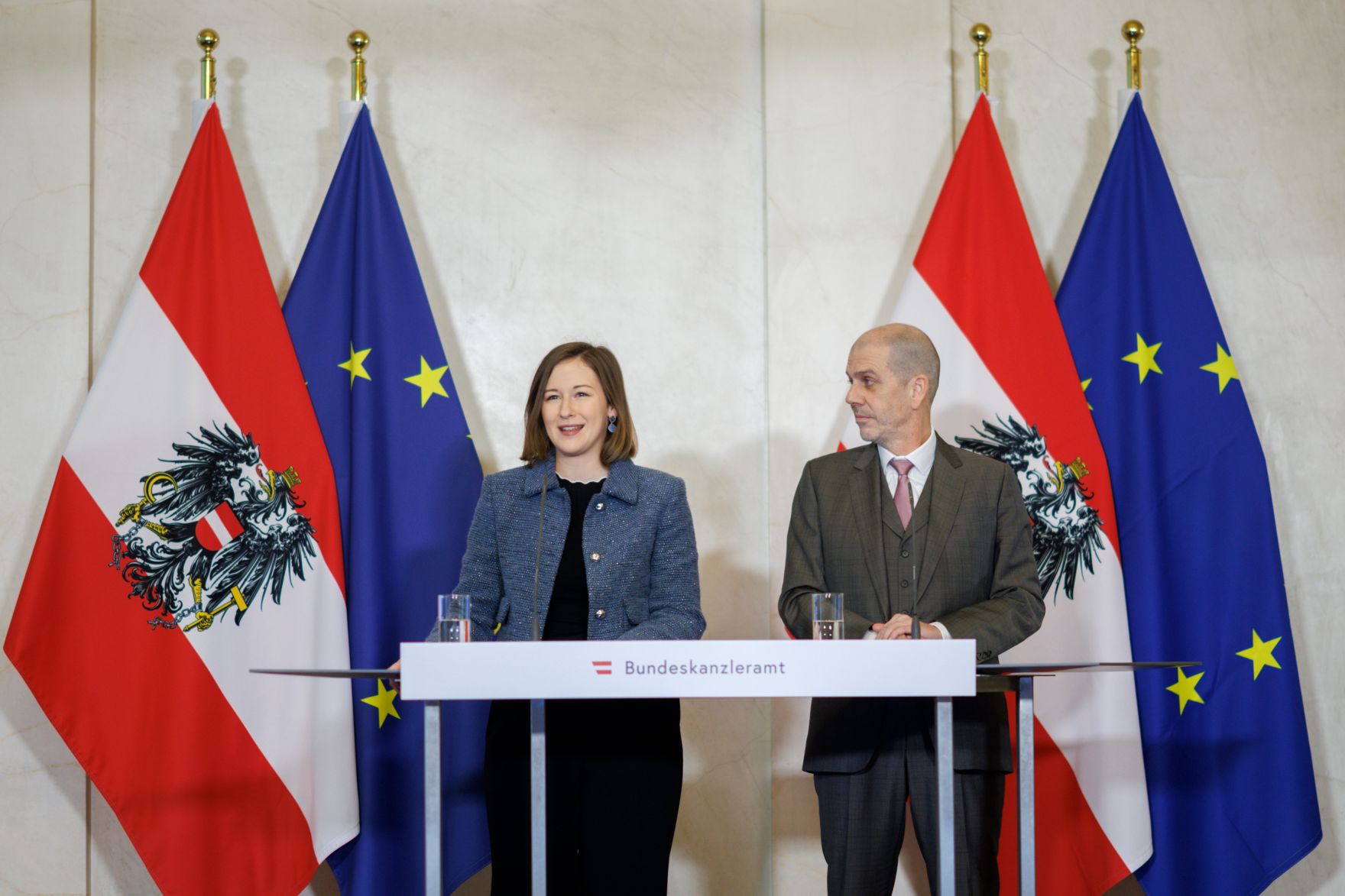 Am 18. Dezember 2025 gab Bundesministerin Claudia Plakolm (l.) gemeinsam mit Meinungsforscher Peter Hajek (r.) eine Pressekonferenz zu den aktuellen Zahlen des Integrationsbarometers.