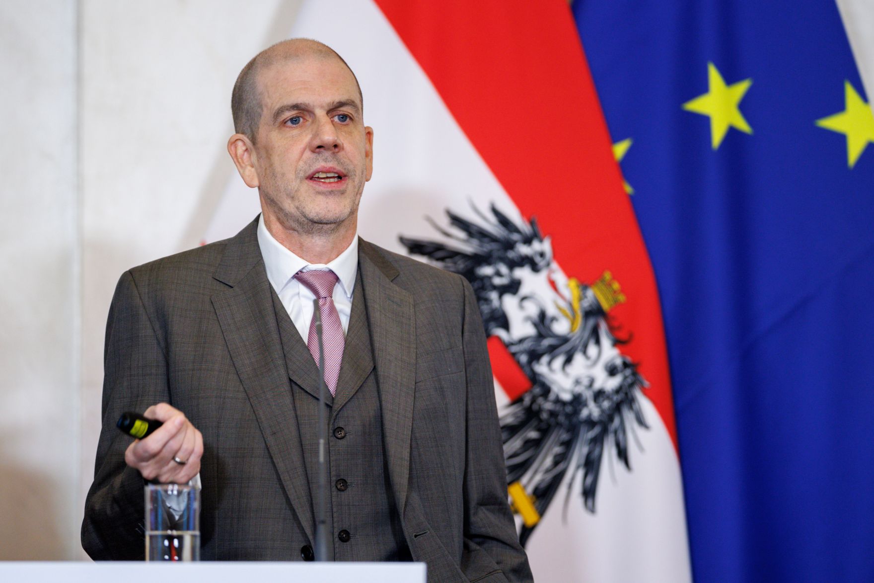 Am 18. Dezember 2025 gab Bundesministerin Claudia Plakolm gemeinsam mit Meinungsforscher Peter Hajek (im Bild) eine Pressekonferenz zu den aktuellen Zahlen des Integrationsbarometers.