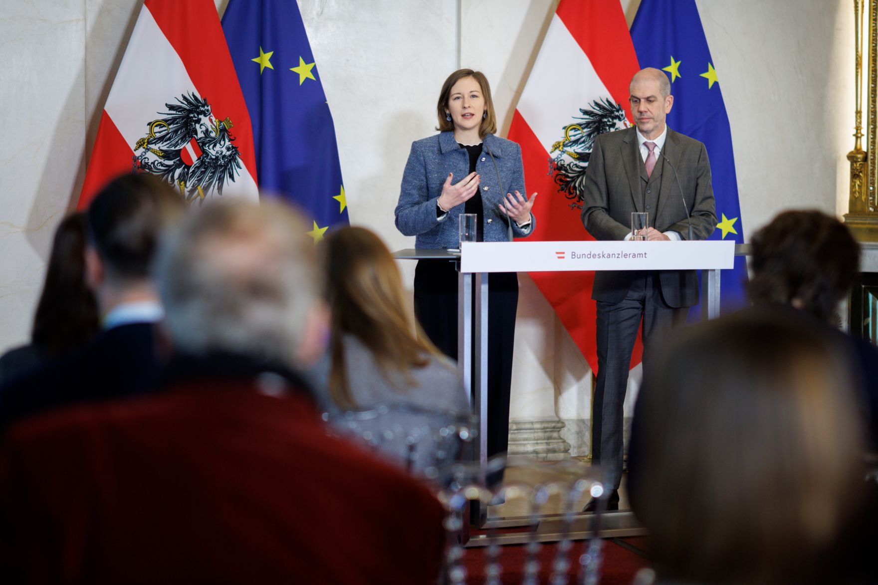 Am 18. Dezember 2025 gab Bundesministerin Claudia Plakolm (m.l.) gemeinsam mit Meinungsforscher Peter Hajek (m.r.) eine Pressekonferenz zu den aktuellen Zahlen des Integrationsbarometers.