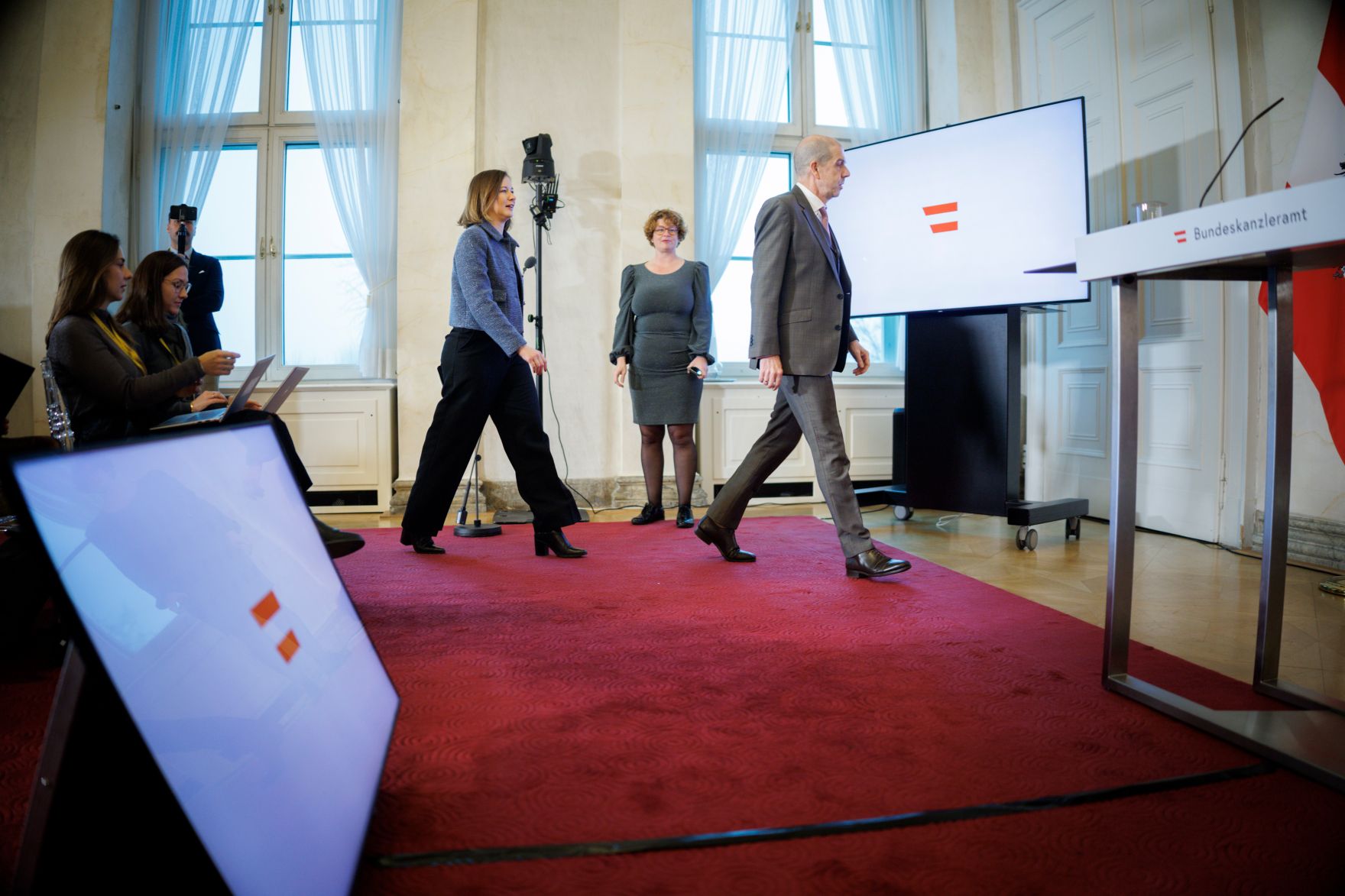 Am 18. Dezember 2025 gab Bundesministerin Claudia Plakolm (3.v.r.) gemeinsam mit Meinungsforscher Peter Hajek (r.) eine Pressekonferenz zu den aktuellen Zahlen des Integrationsbarometers.