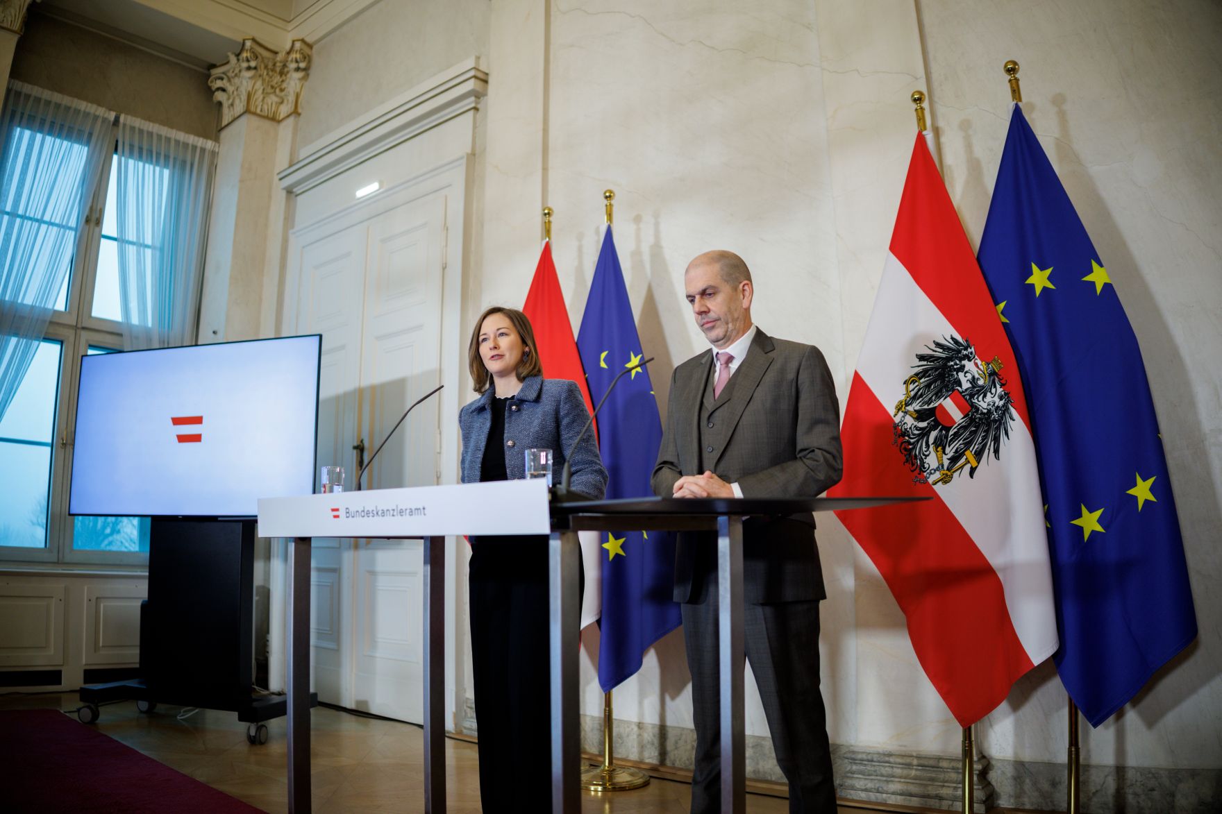 Am 18. Dezember 2025 gab Bundesministerin Claudia Plakolm (l.) gemeinsam mit Meinungsforscher Peter Hajek (r.) eine Pressekonferenz zu den aktuellen Zahlen des Integrationsbarometers.