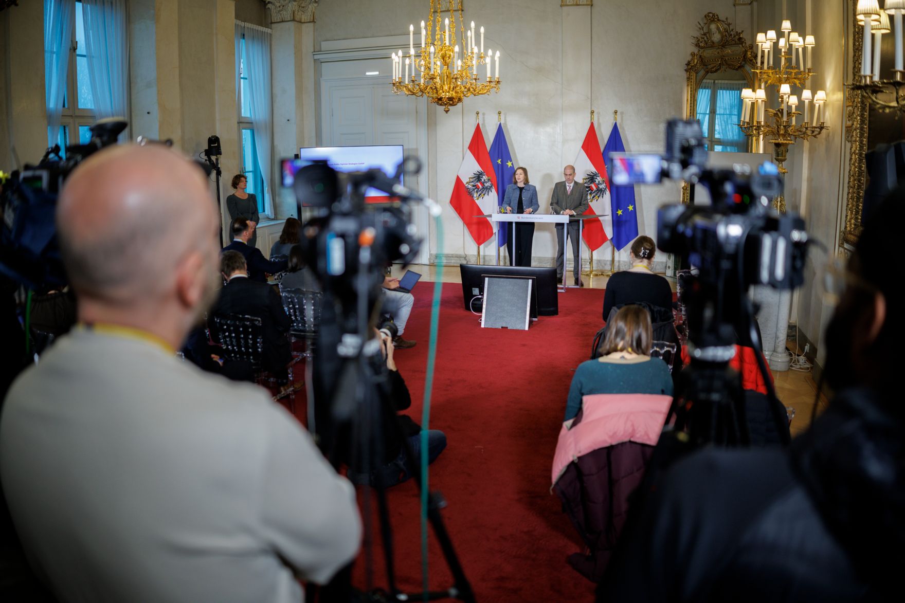 Am 18. Dezember 2025 gab Bundesministerin Claudia Plakolm gemeinsam mit Meinungsforscher Peter Hajek eine Pressekonferenz zu den aktuellen Zahlen des Integrationsbarometers.